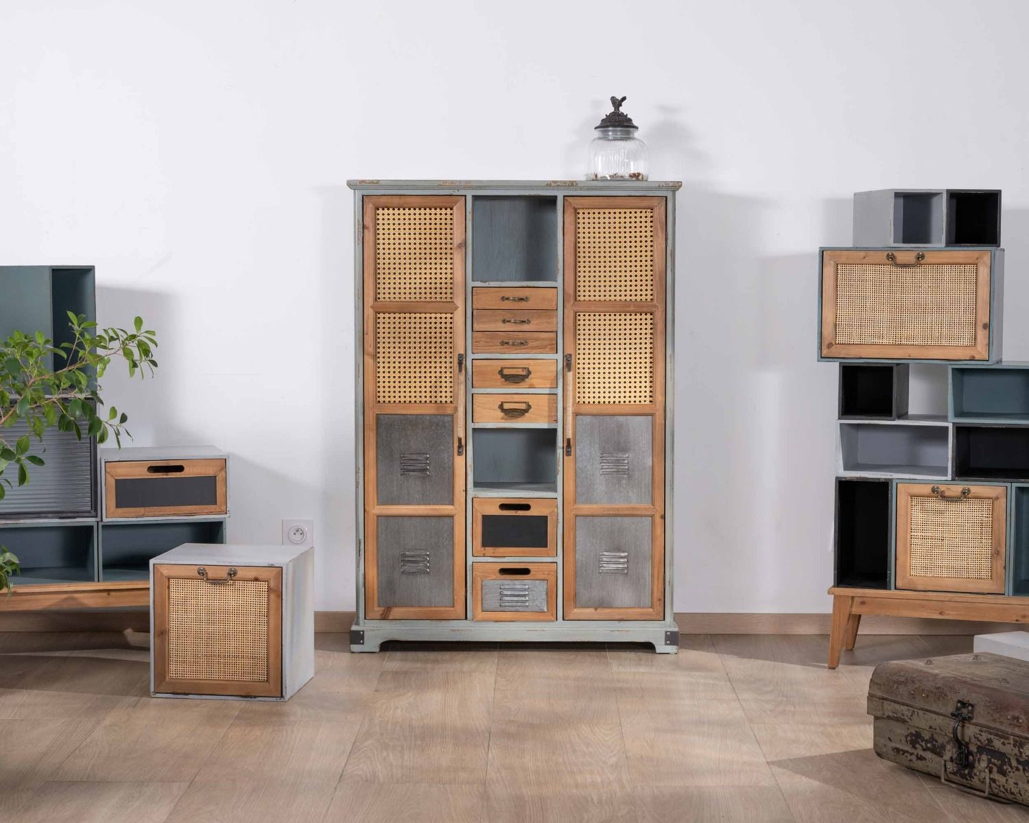 Credenza decorativa "Mélimélo Indus" in legno di pino e simil rattan con cassetti