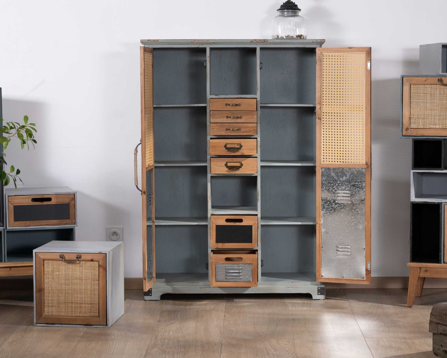 Credenza decorativa "Mélimélo Indus" in legno di pino e simil rattan con cassetti