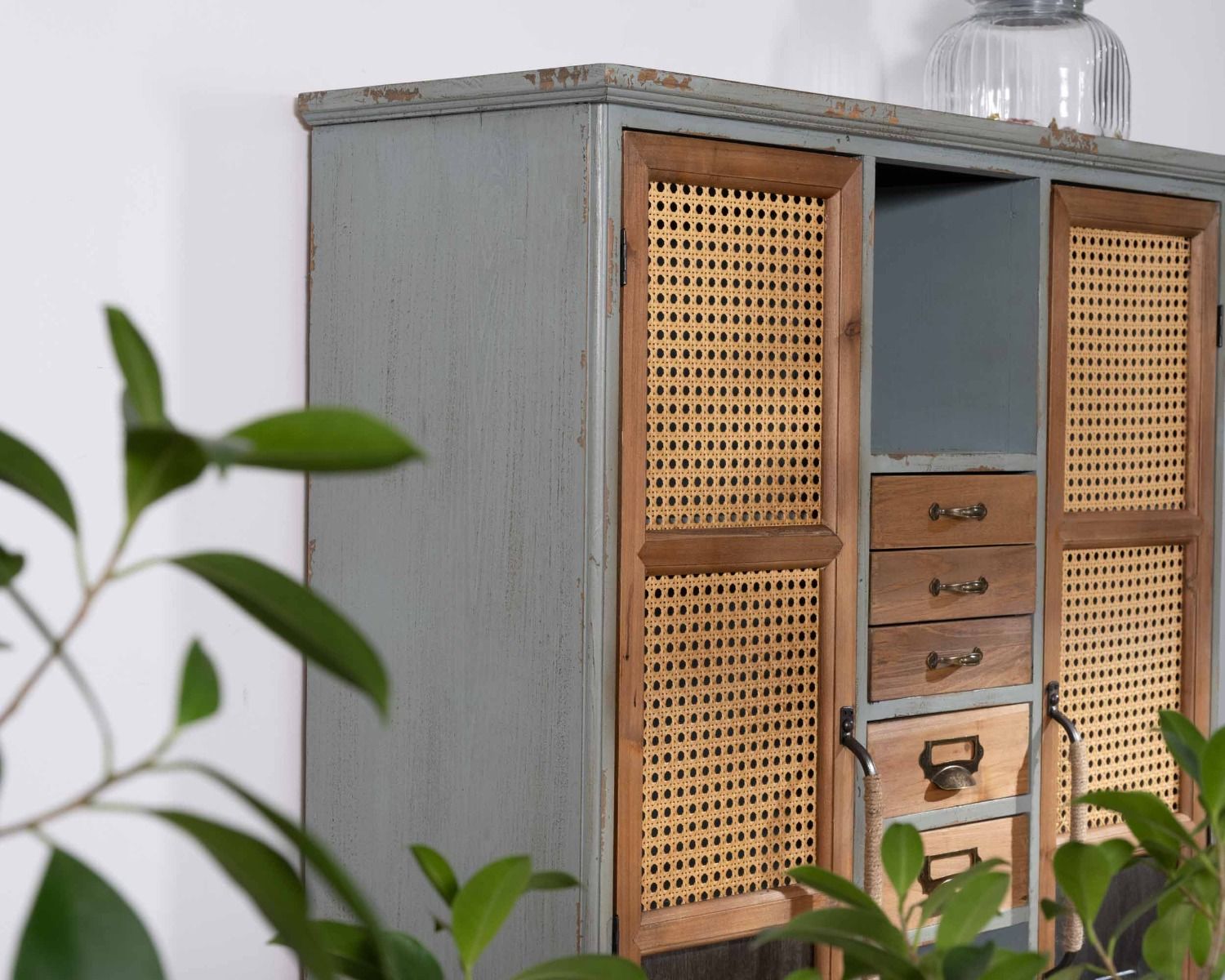 Credenza decorativa "Mélimélo Indus" in legno di pino e simil rattan con cassetti