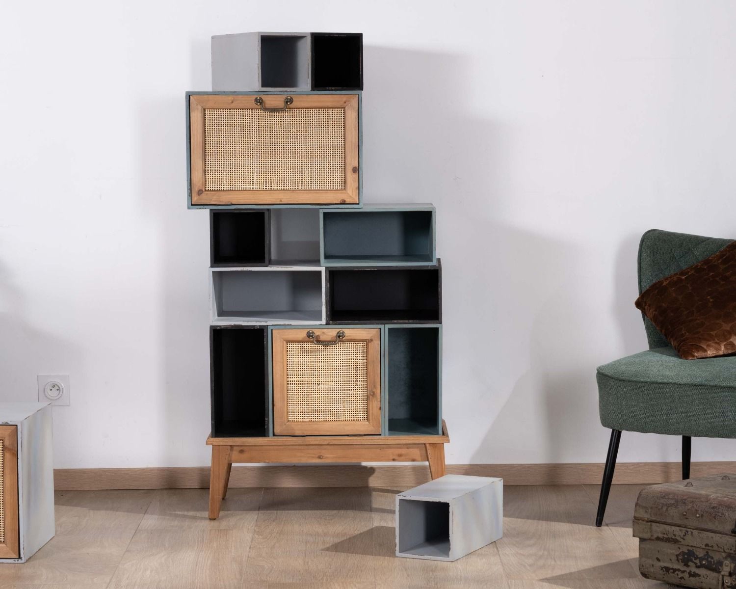 Mobile contenitore "Mélimélo Indus" con piedistalli modulari in pino e rattan