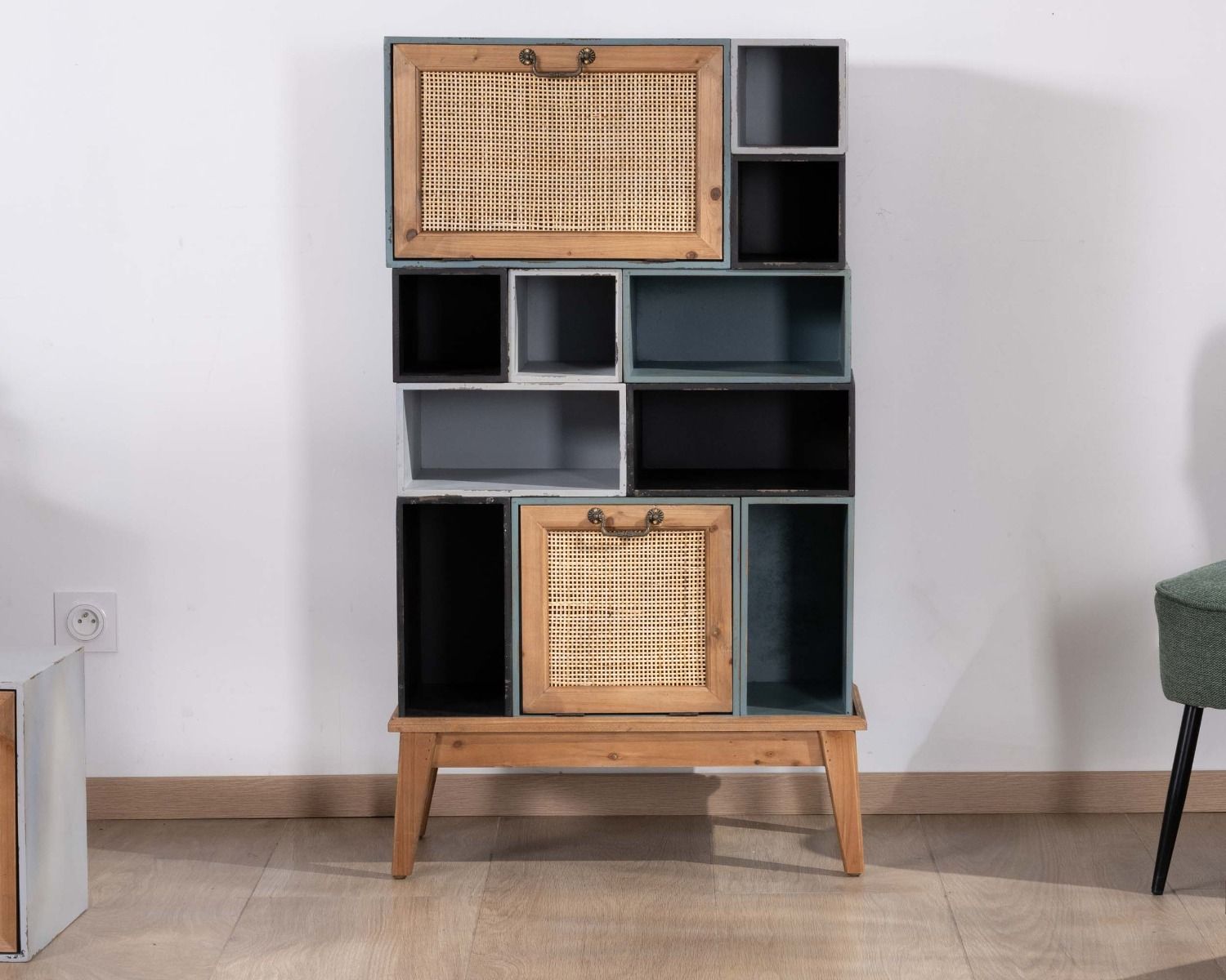 Mobile contenitore "Mélimélo Indus" con piedistalli modulari in pino e rattan