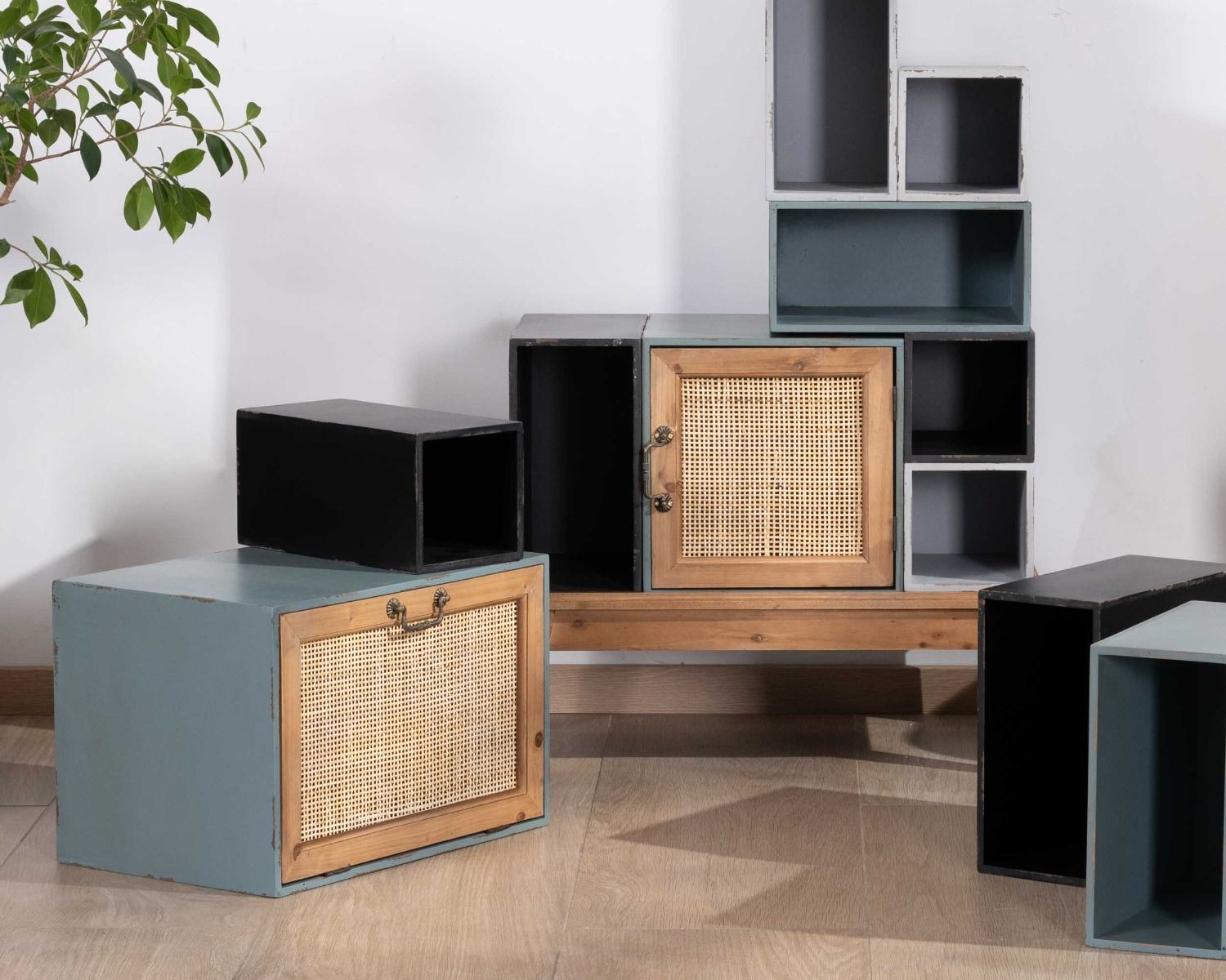 Mobile contenitore "Mélimélo Indus" con piedistalli modulari in pino e rattan