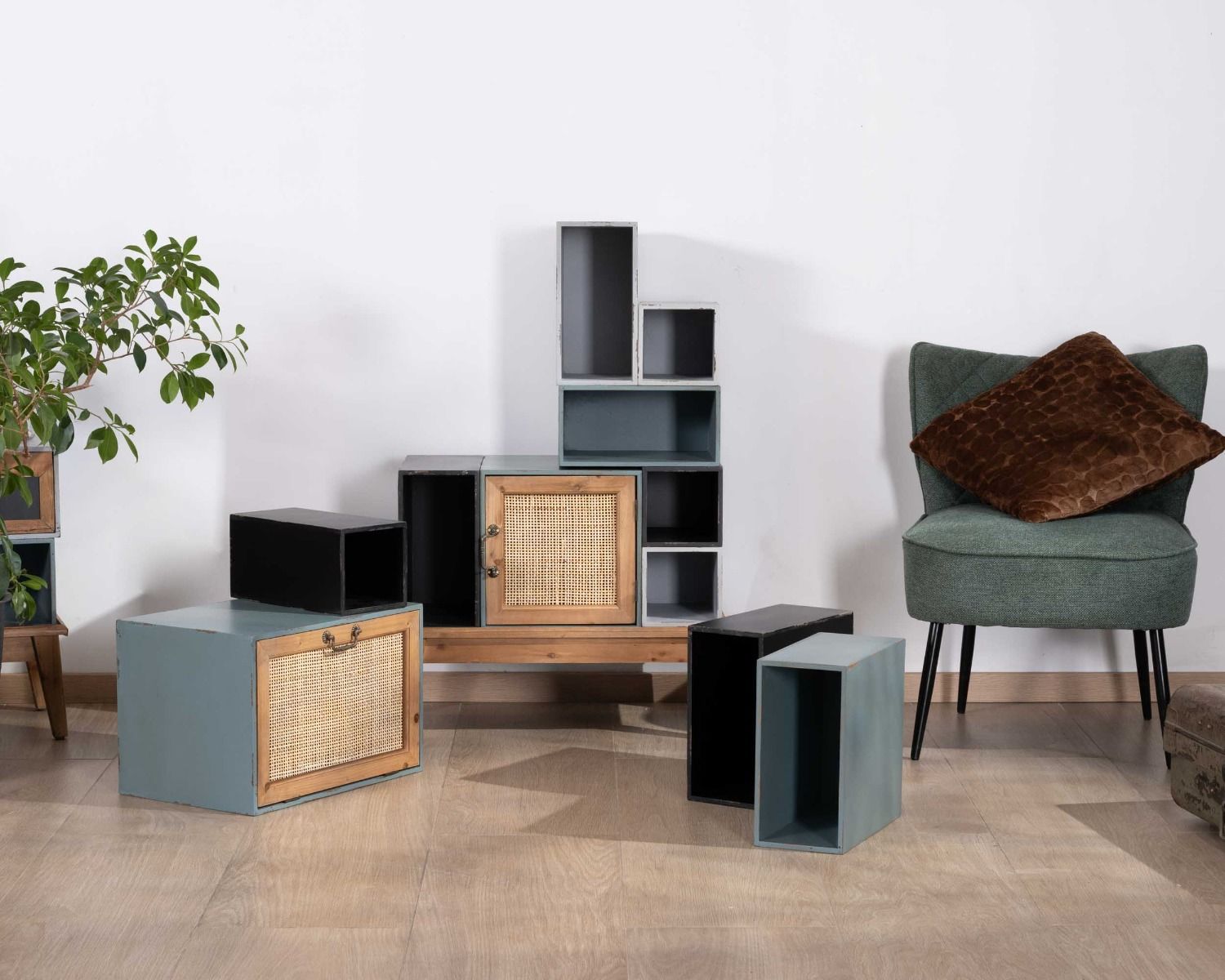 Mobile contenitore "Mélimélo Indus" con piedistalli modulari in pino e rattan