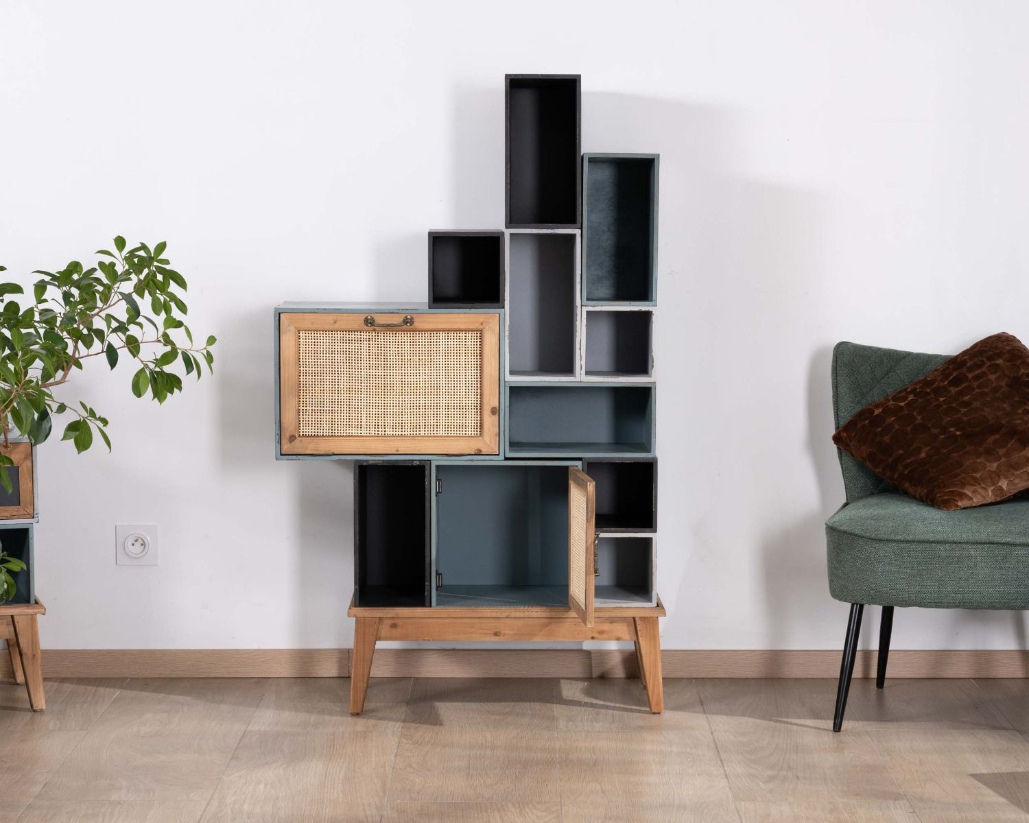 Mobile contenitore "Mélimélo Indus" con piedistalli modulari in pino e rattan