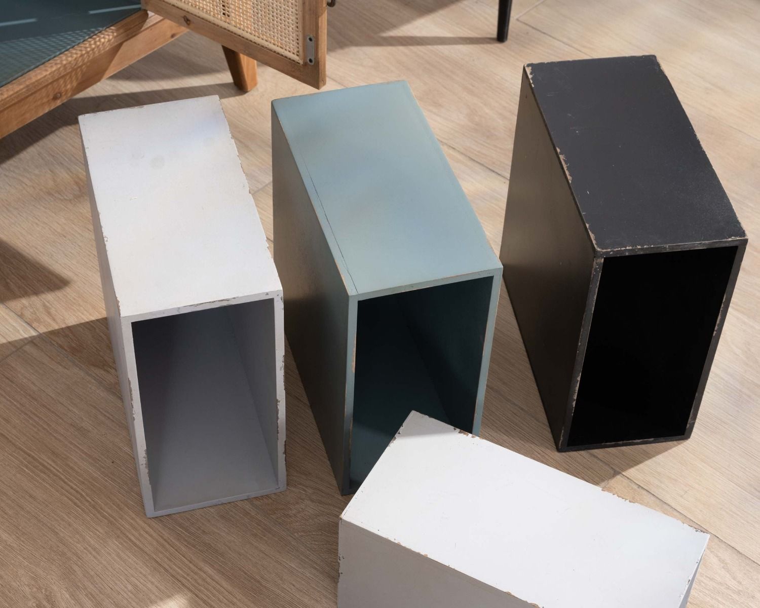 Mobile contenitore "Mélimélo Indus" con piedistalli modulari in pino e rattan