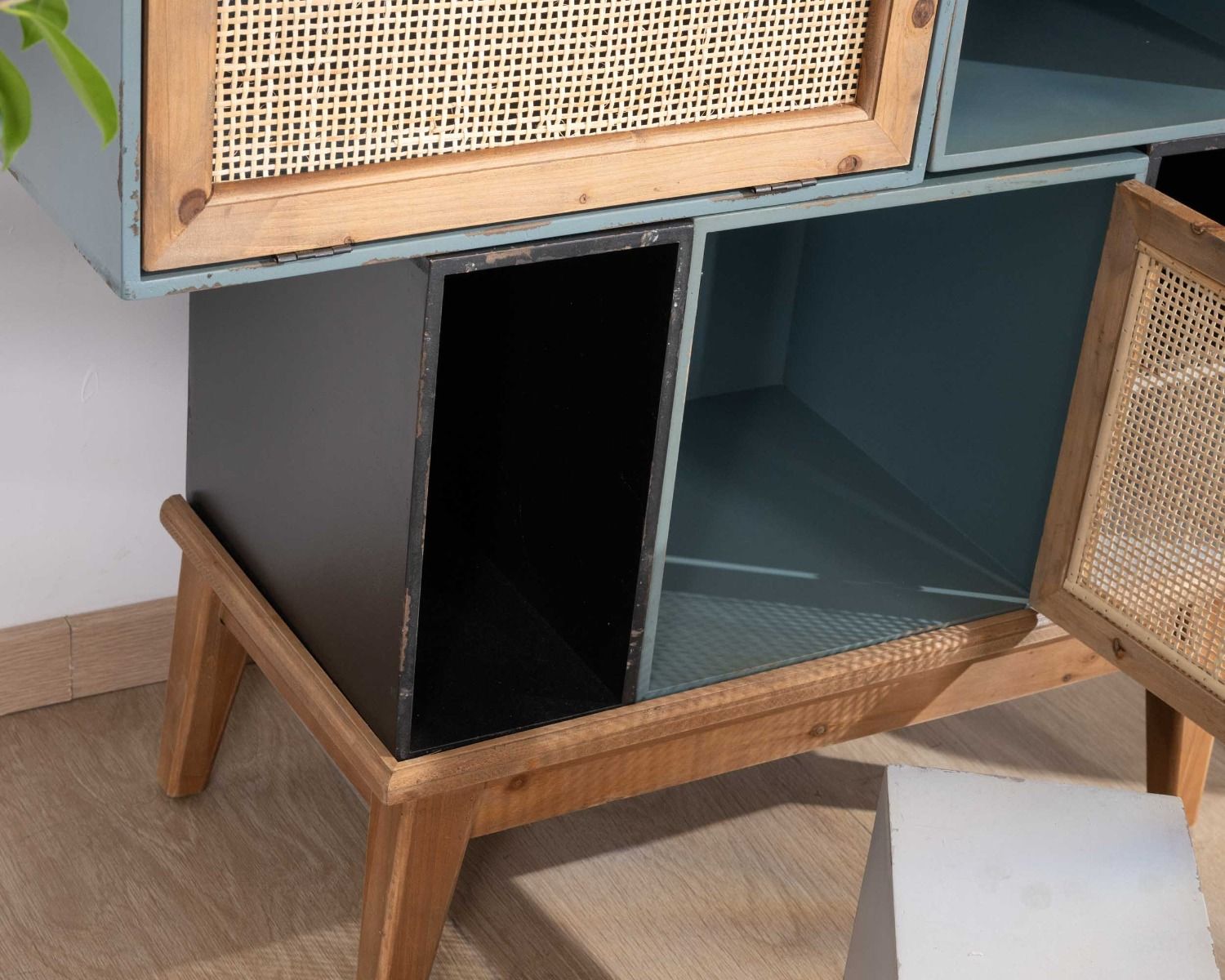 Mobile contenitore "Mélimélo Indus" con piedistalli modulari in pino e rattan