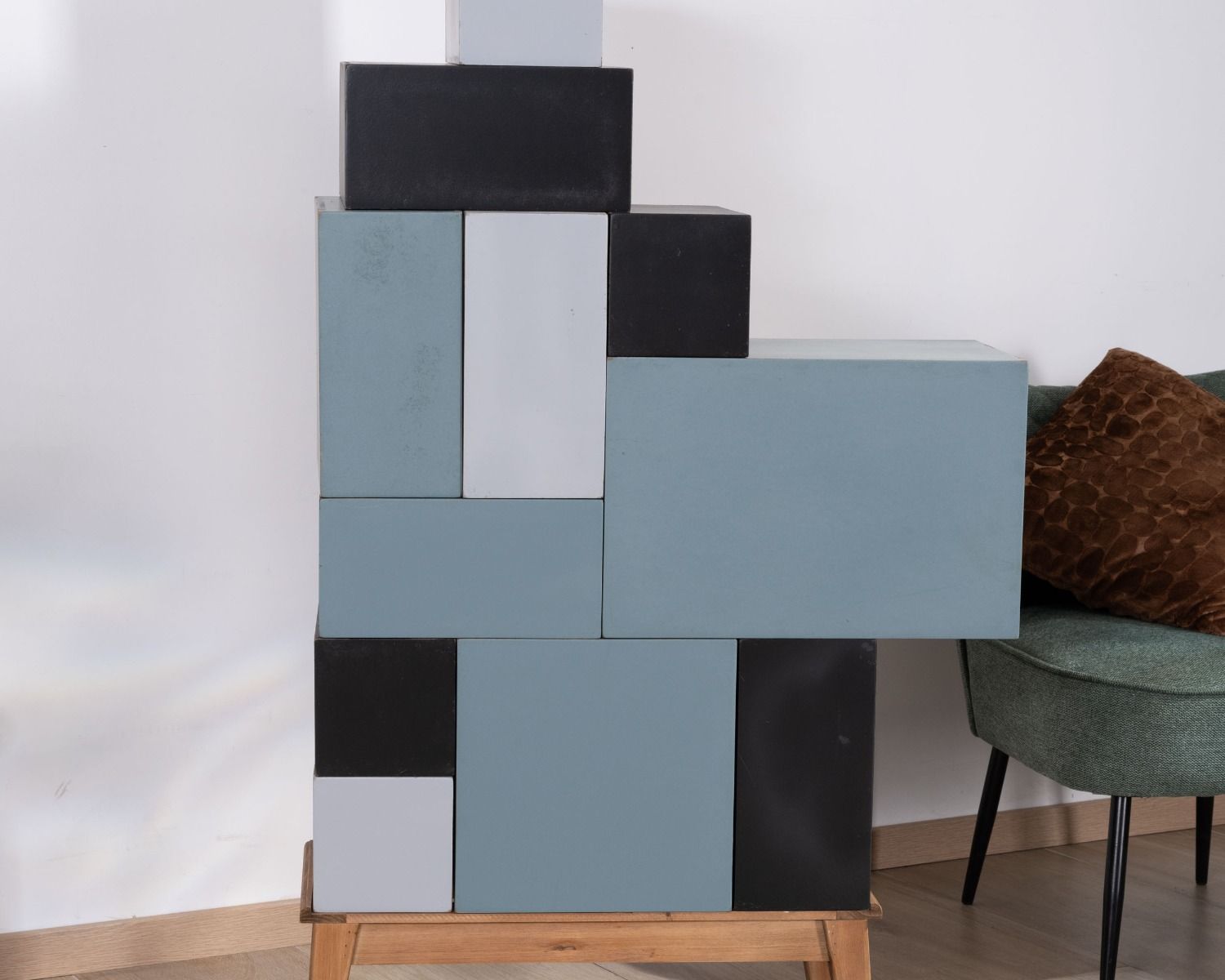 Mobile contenitore "Mélimélo Indus" con piedistalli modulari in pino e rattan