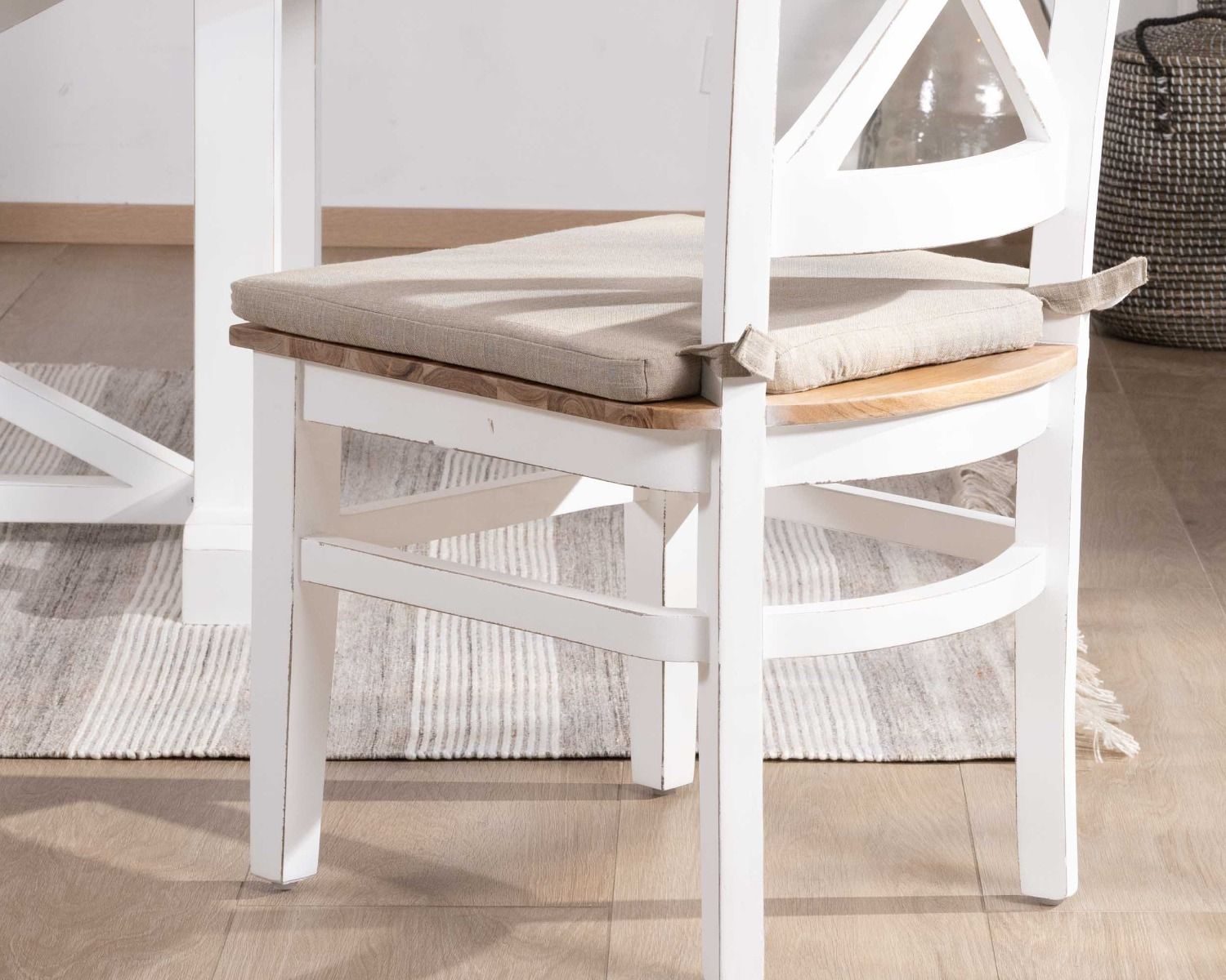 Set di due sedie da pranzo in acacia massiccia "Trégastel", finitura naturale e bianca