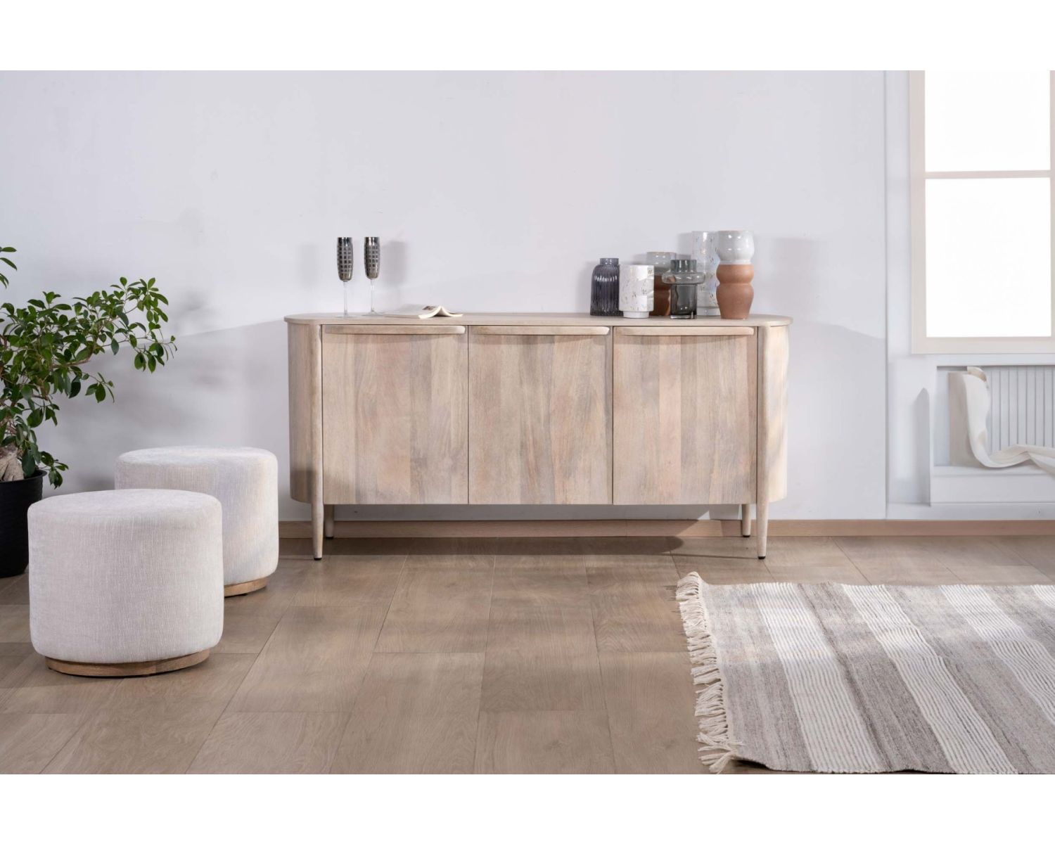 Credenza "Manon" a 3 ante 175 cm in mango massiccio con fianchi arrotondati