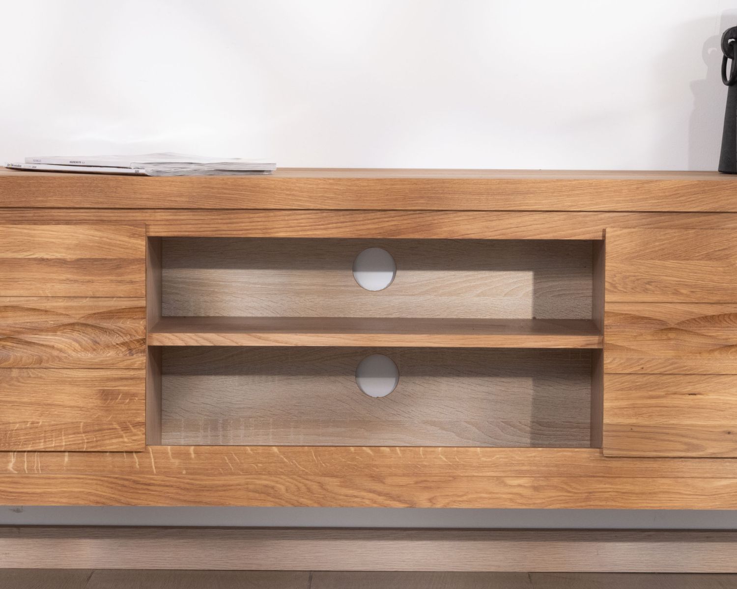 Mobile TV da 160 cm in rovere oliato "Wave" con nicchie centrali in stile Zen