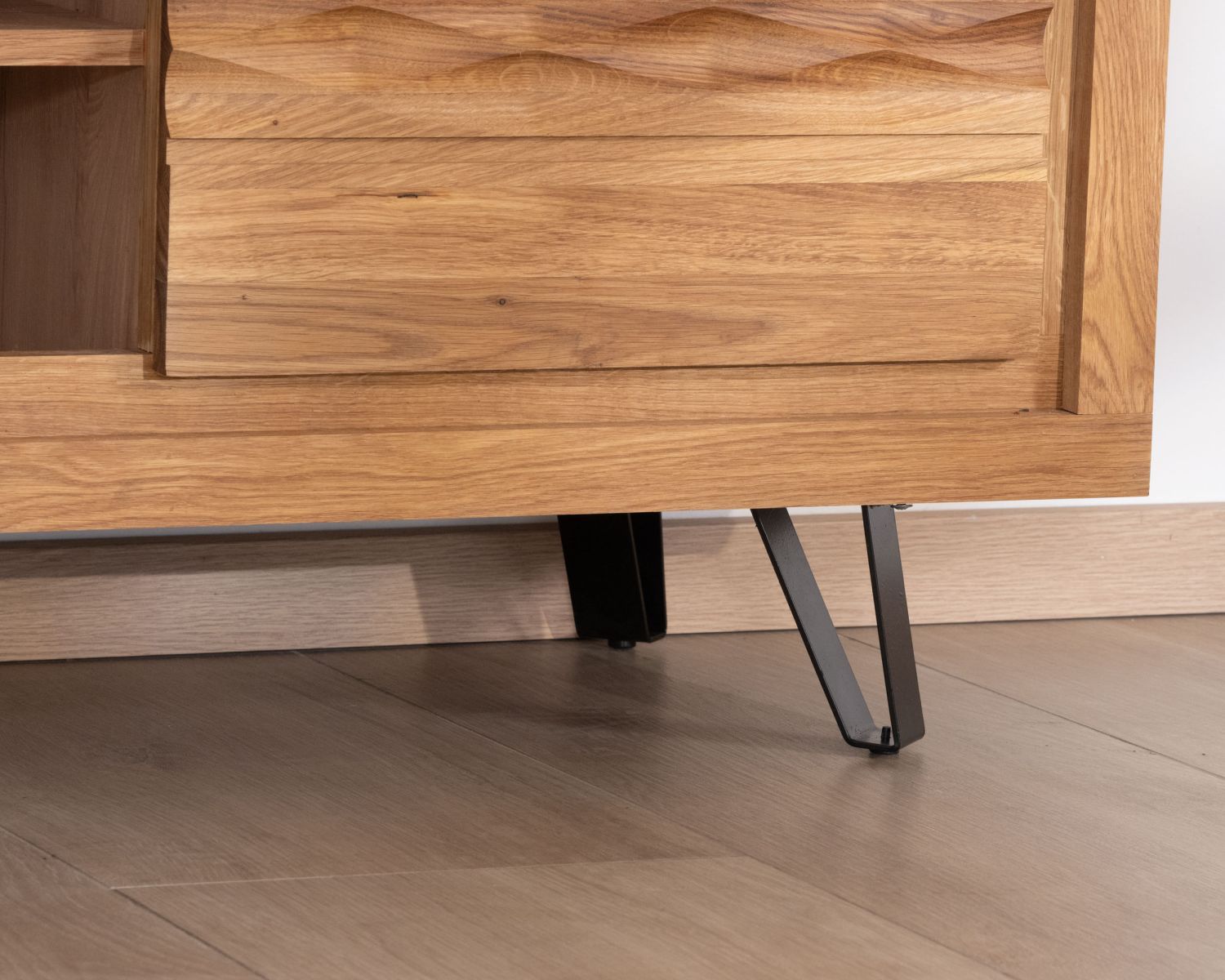 Mobile TV da 160 cm in rovere oliato "Wave" con nicchie centrali in stile Zen