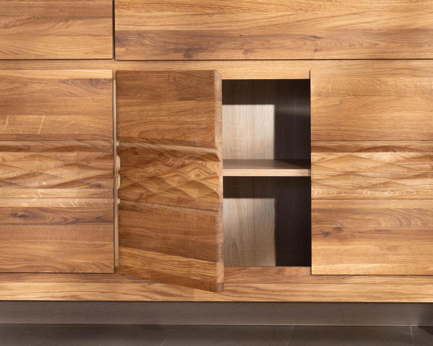 Grande credenza in rovere oliato da 190 cm "Wave" dall'aspetto pulito e contemporaneo