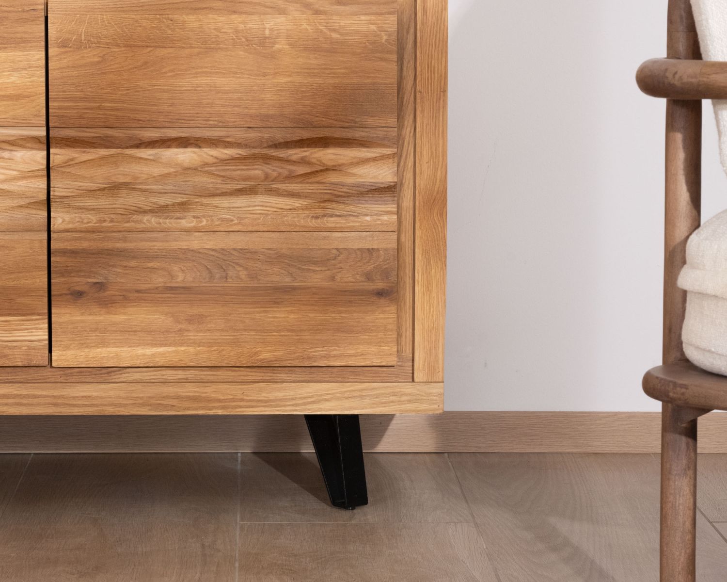 Grande credenza in rovere oliato da 190 cm "Wave" dall'aspetto pulito e contemporaneo