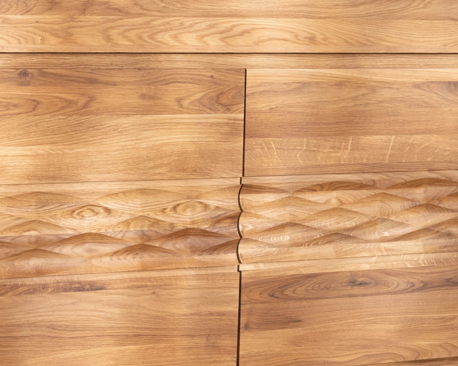 Grande credenza in rovere oliato da 190 cm "Wave" dall'aspetto pulito e contemporaneo