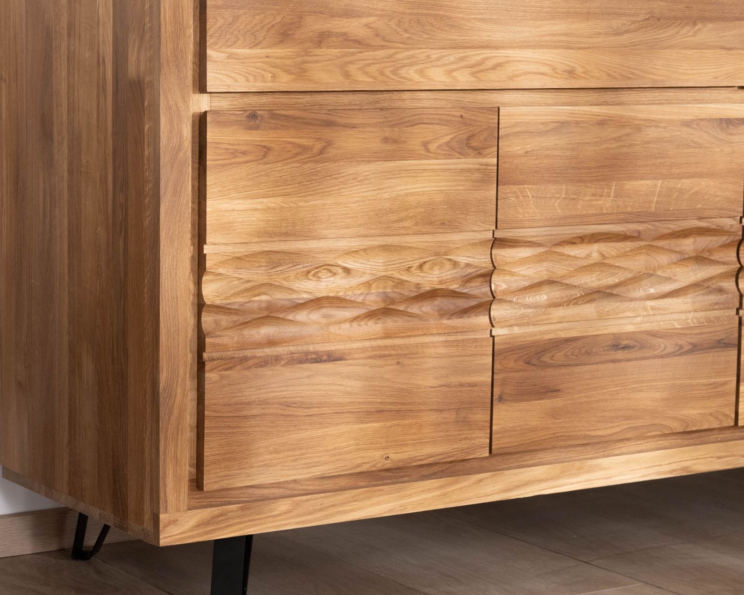 Grande credenza in rovere oliato da 190 cm "Wave" dall'aspetto pulito e contemporaneo
