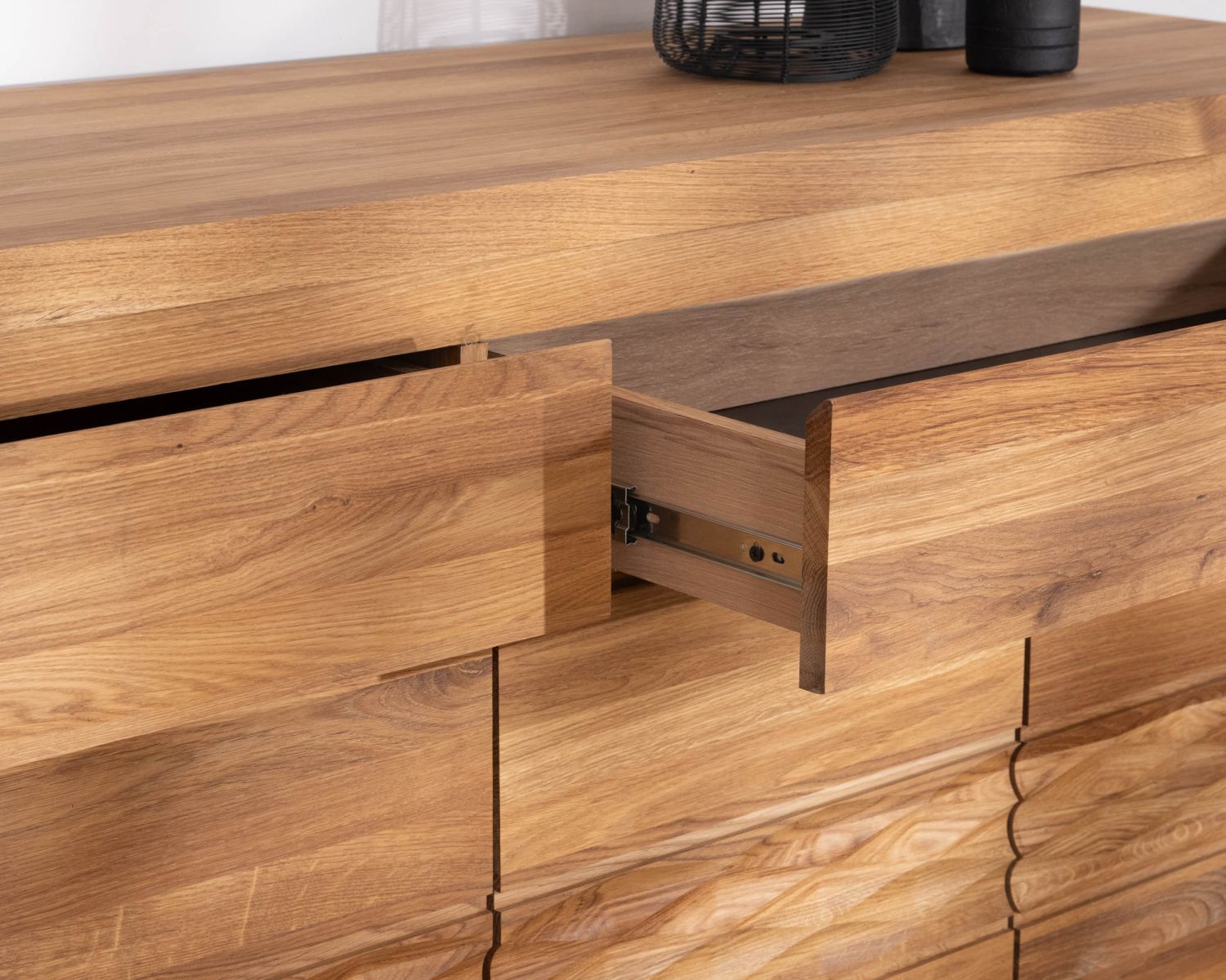 Grande credenza in rovere oliato da 190 cm "Wave" dall'aspetto pulito e contemporaneo