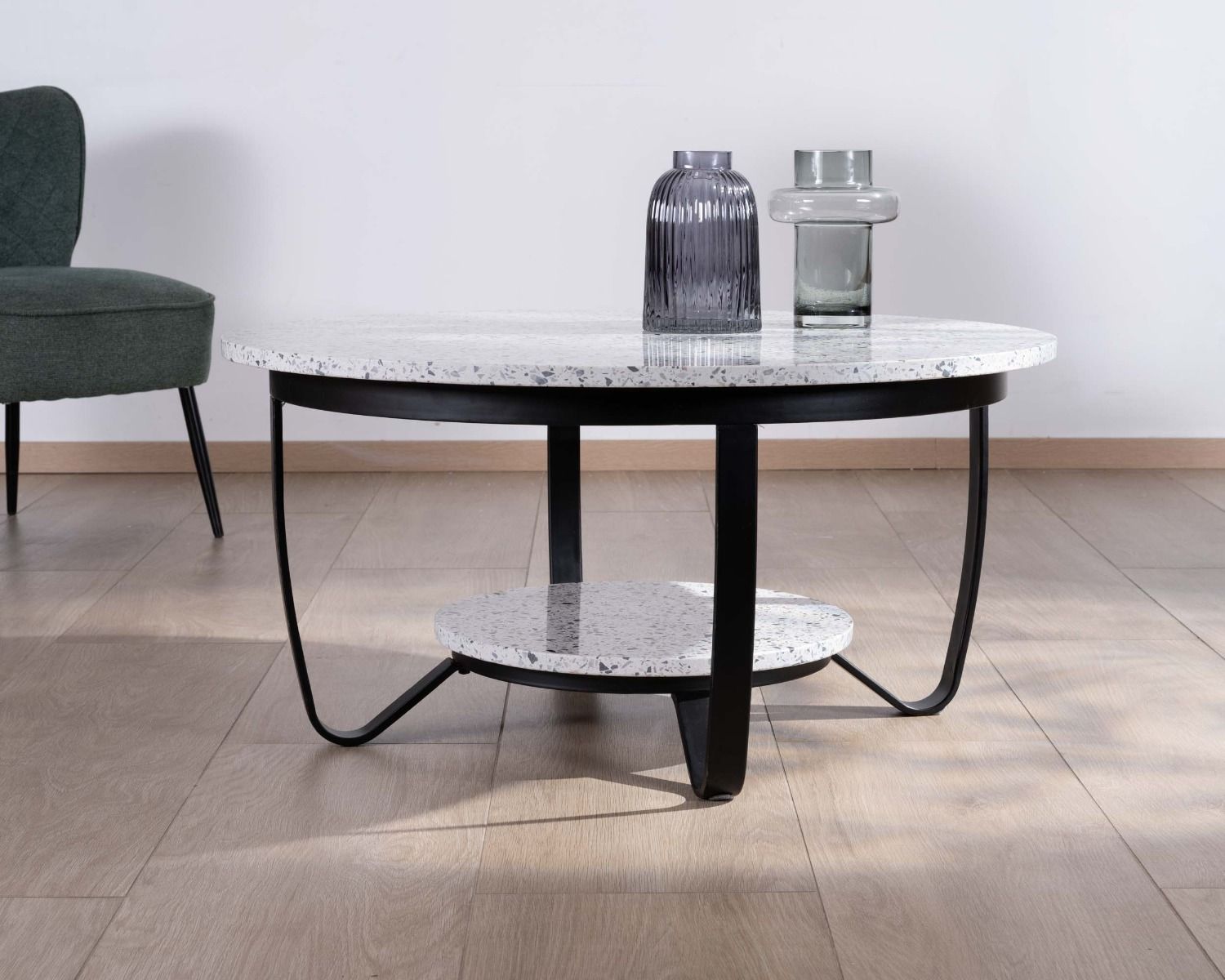 Tavolino rotondo "Galatée" in terrazzo bianco e metallo nero