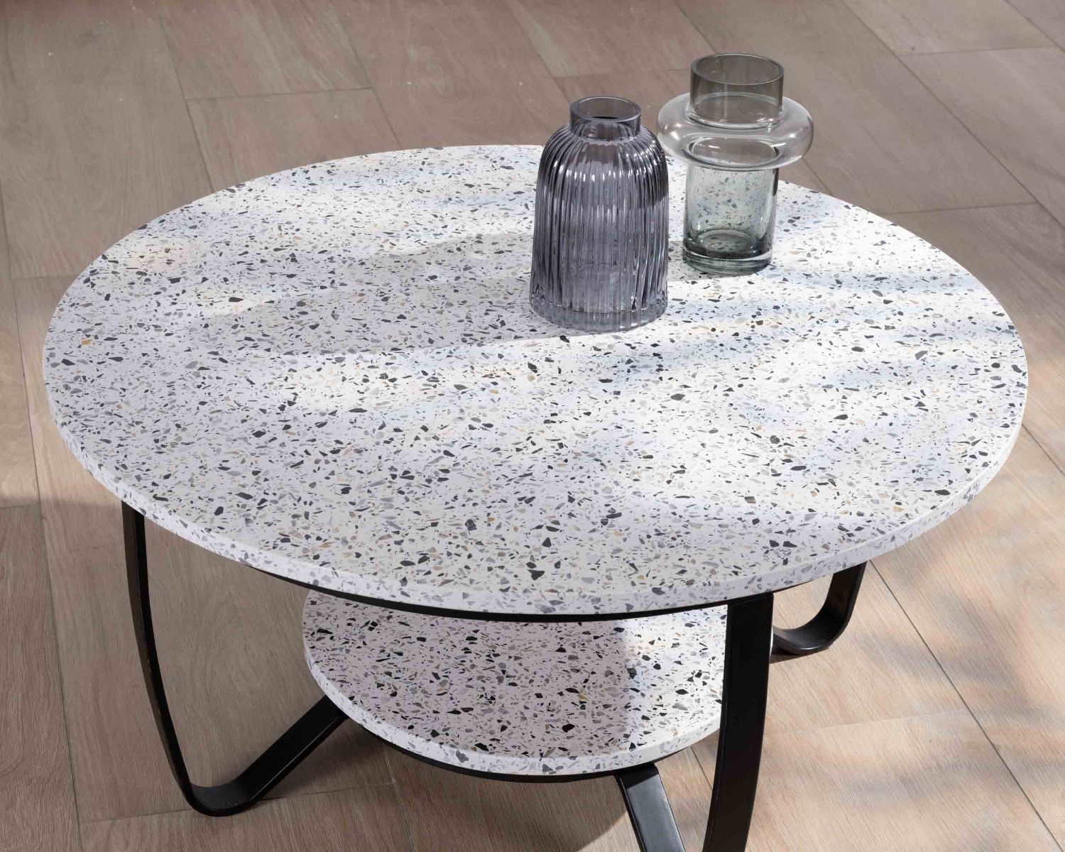 Tavolino rotondo "Galatée" in terrazzo bianco e metallo nero