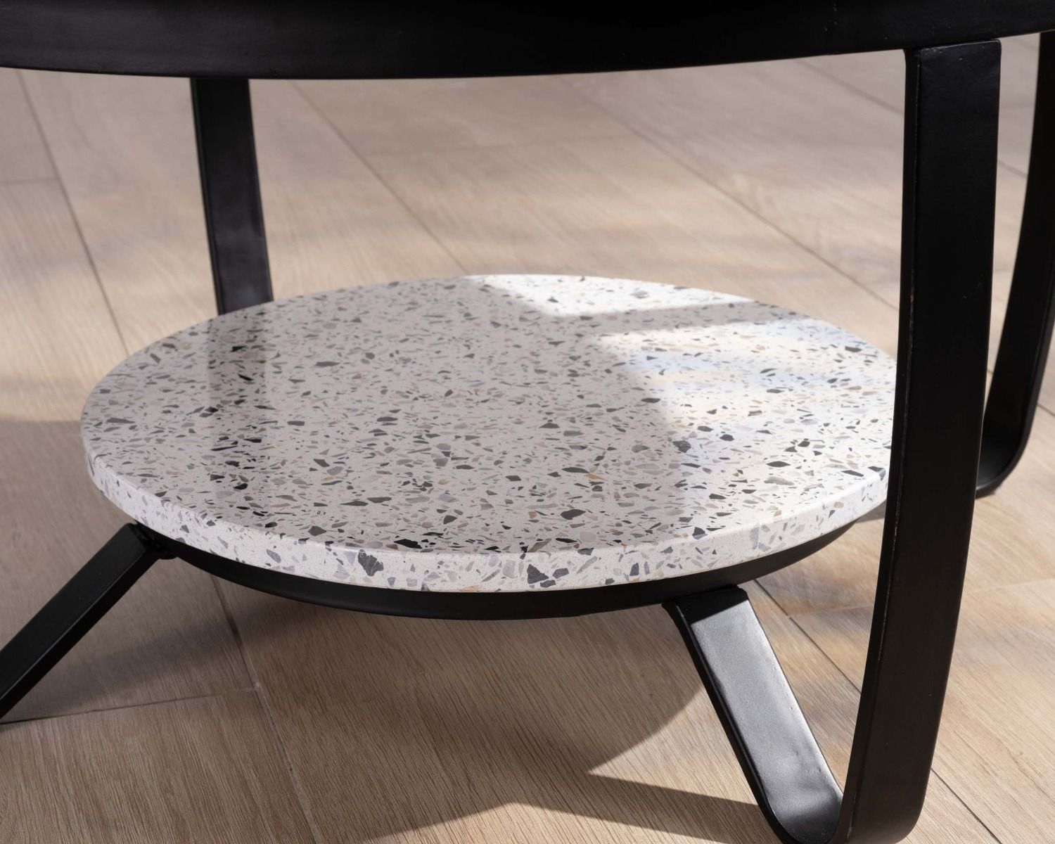 Tavolino rotondo "Galatée" in terrazzo bianco e metallo nero