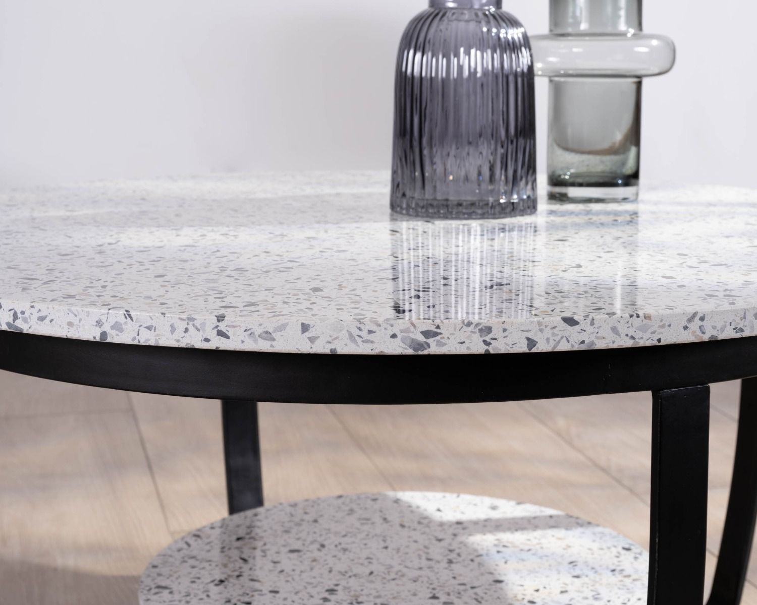 Tavolino rotondo "Galatée" in terrazzo bianco e metallo nero