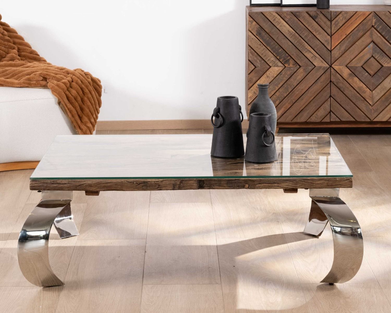 Tavolino rettangolare in legno rustico di recupero, piano in vetro e gambe in metallo lucido "Timber"