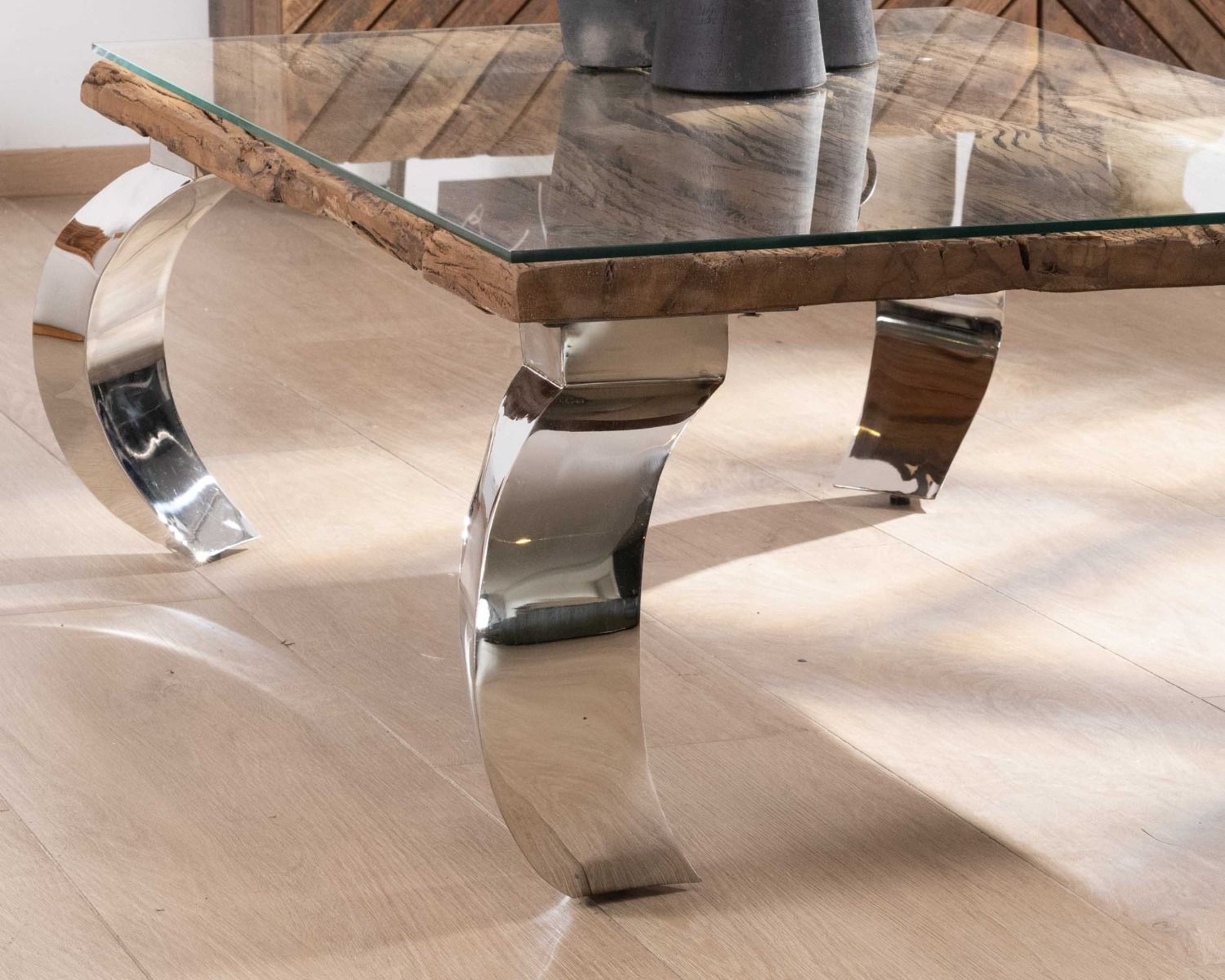 Tavolino rettangolare in legno rustico di recupero, piano in vetro e gambe in metallo lucido "Timber"