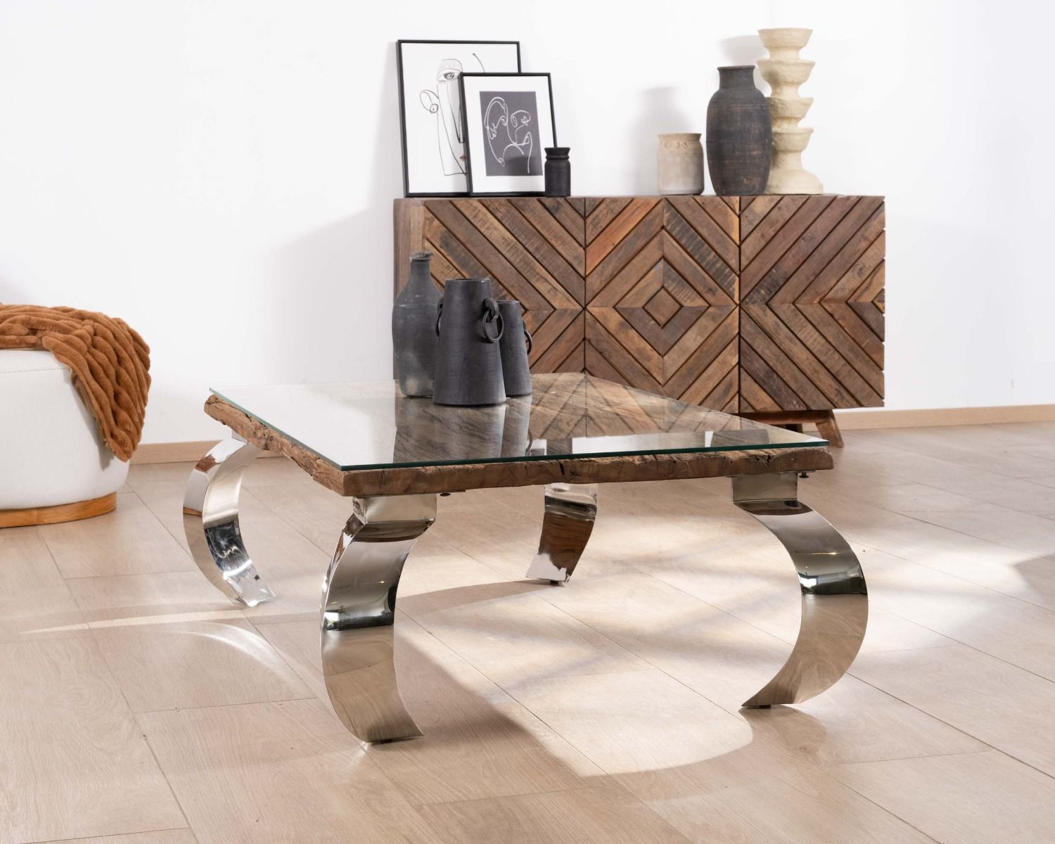 Tavolino rettangolare in legno rustico di recupero, piano in vetro e gambe in metallo lucido "Timber"