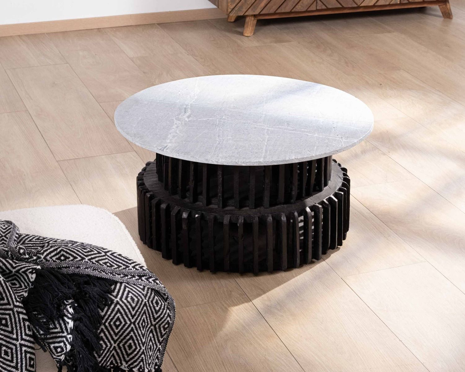 Tavolino rotondo in legno riciclato con piano in pietra "nepalese" chiara