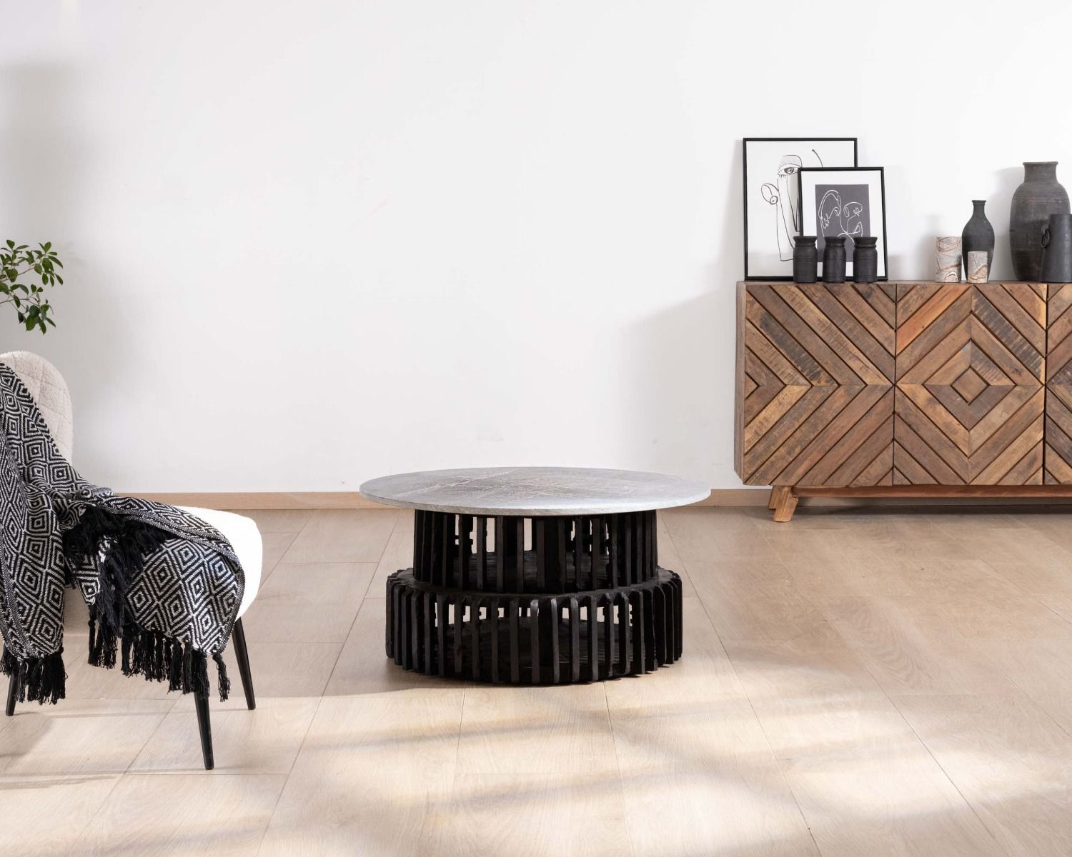 Tavolino rotondo in legno riciclato con piano in pietra "nepalese" chiara