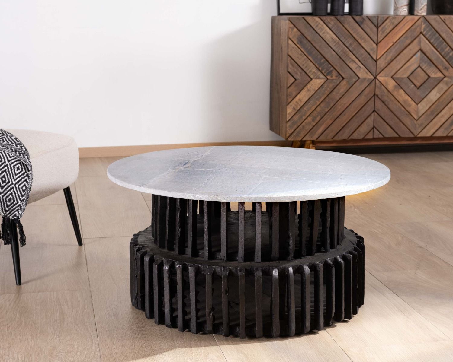 Tavolino rotondo in legno riciclato con piano in pietra "nepalese" chiara