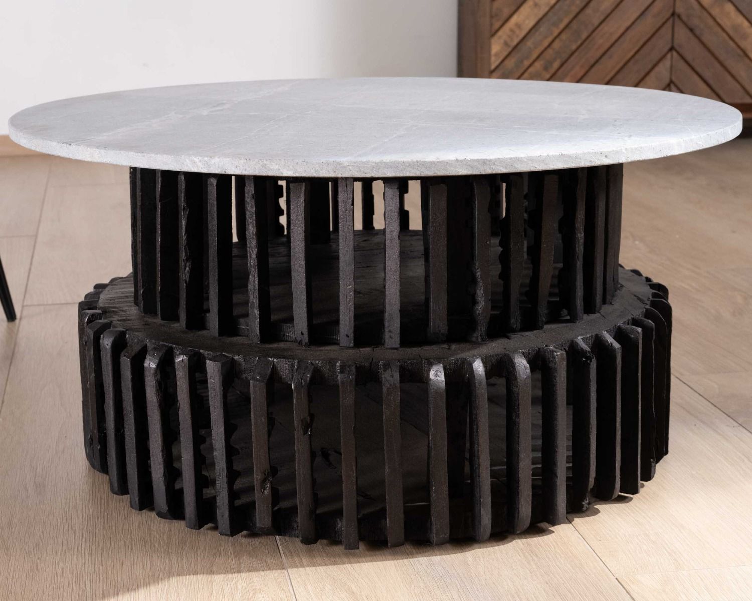 Tavolino rotondo in legno riciclato con piano in pietra "nepalese" chiara