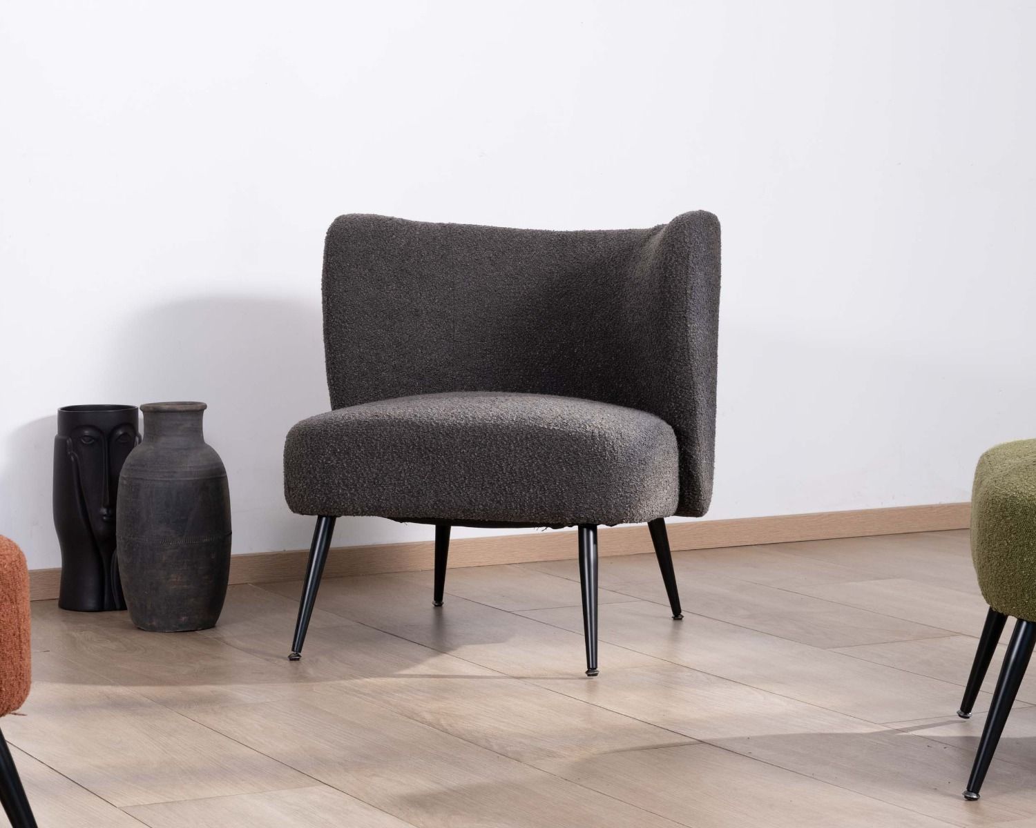 Poltrona Frog in tessuto grigio antracite e gambe in metallo "Ripple"