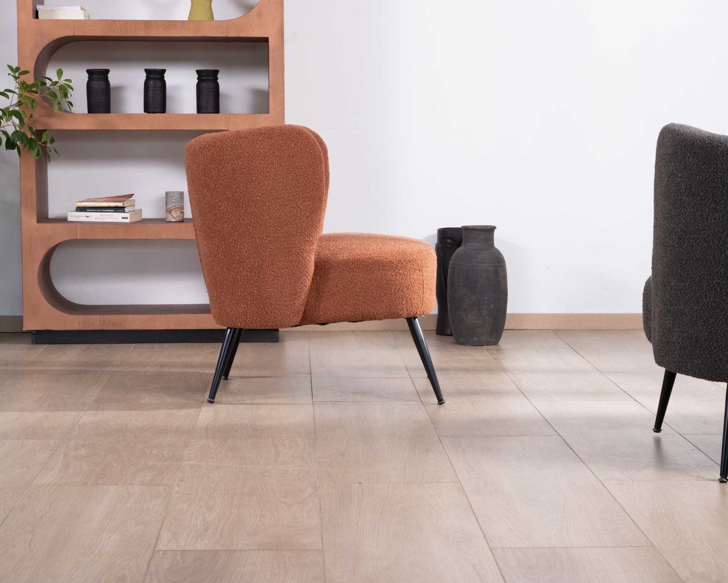 Poltrona Frog in tessuto terracotta e gambe in metallo "Ripple"