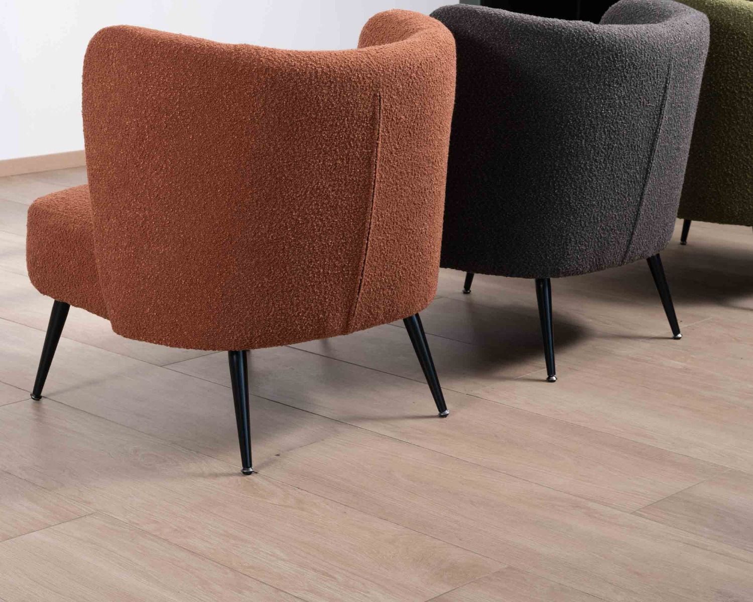 Poltrona Frog in tessuto terracotta e gambe in metallo "Ripple"