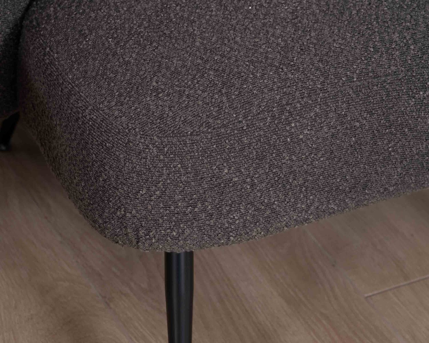 Poltrona Frog in tessuto grigio antracite e gambe in metallo "Ripple"