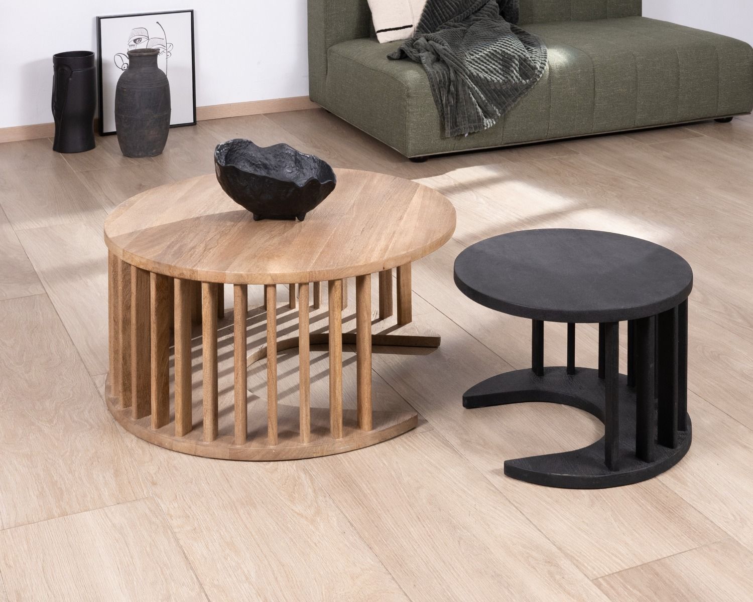 Duo di tavolini rotondi "Koneks" in legno di mango levigato, marrone e nero 