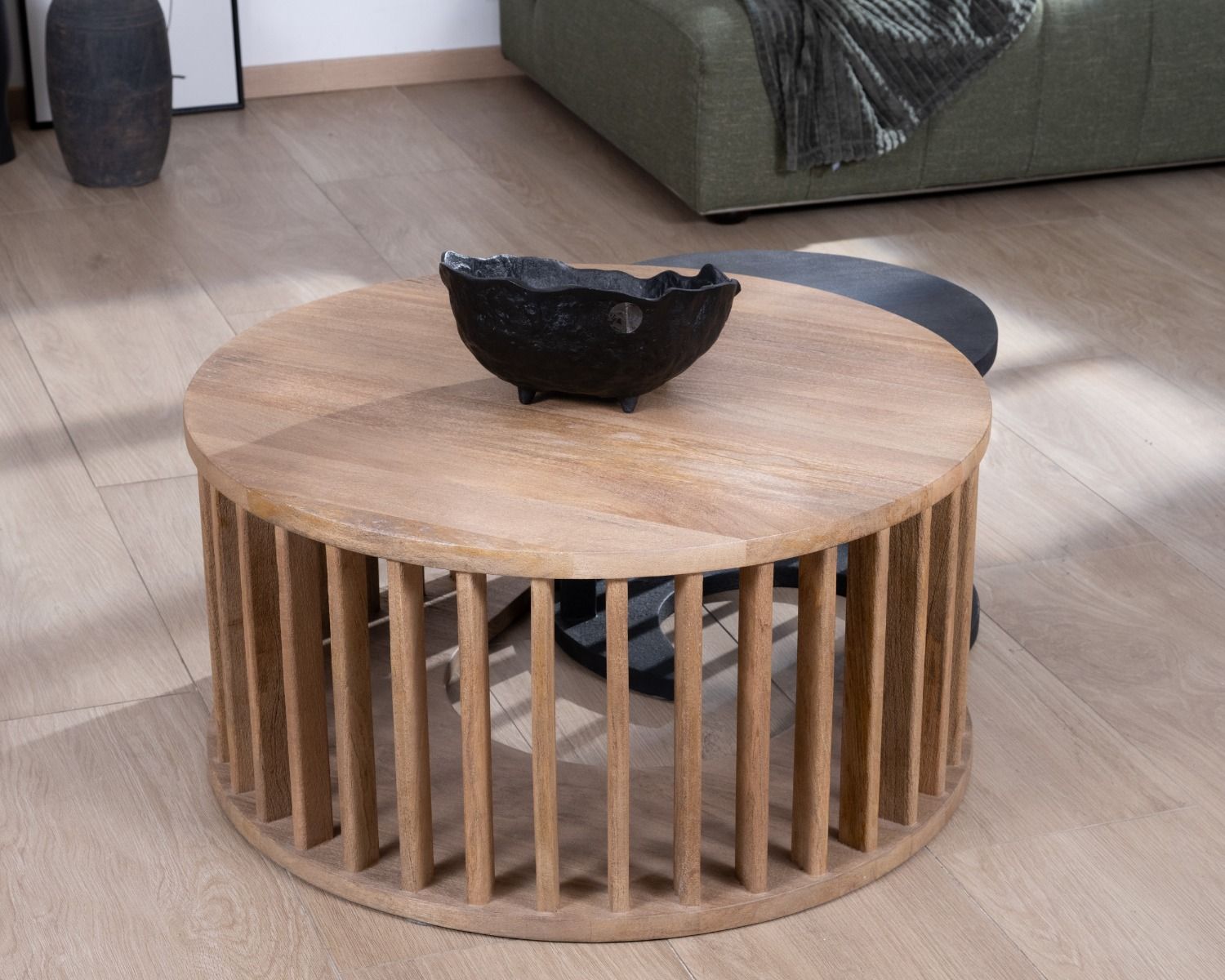 Duo di tavolini rotondi "Koneks" in legno di mango levigato, marrone e nero 