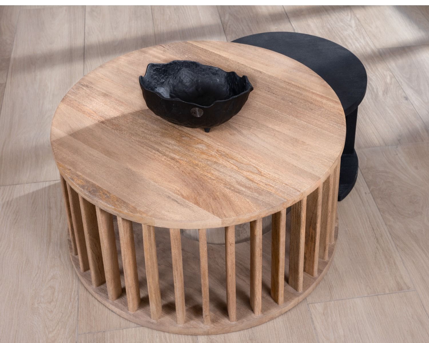 Duo di tavolini rotondi "Koneks" in legno di mango levigato, marrone e nero 