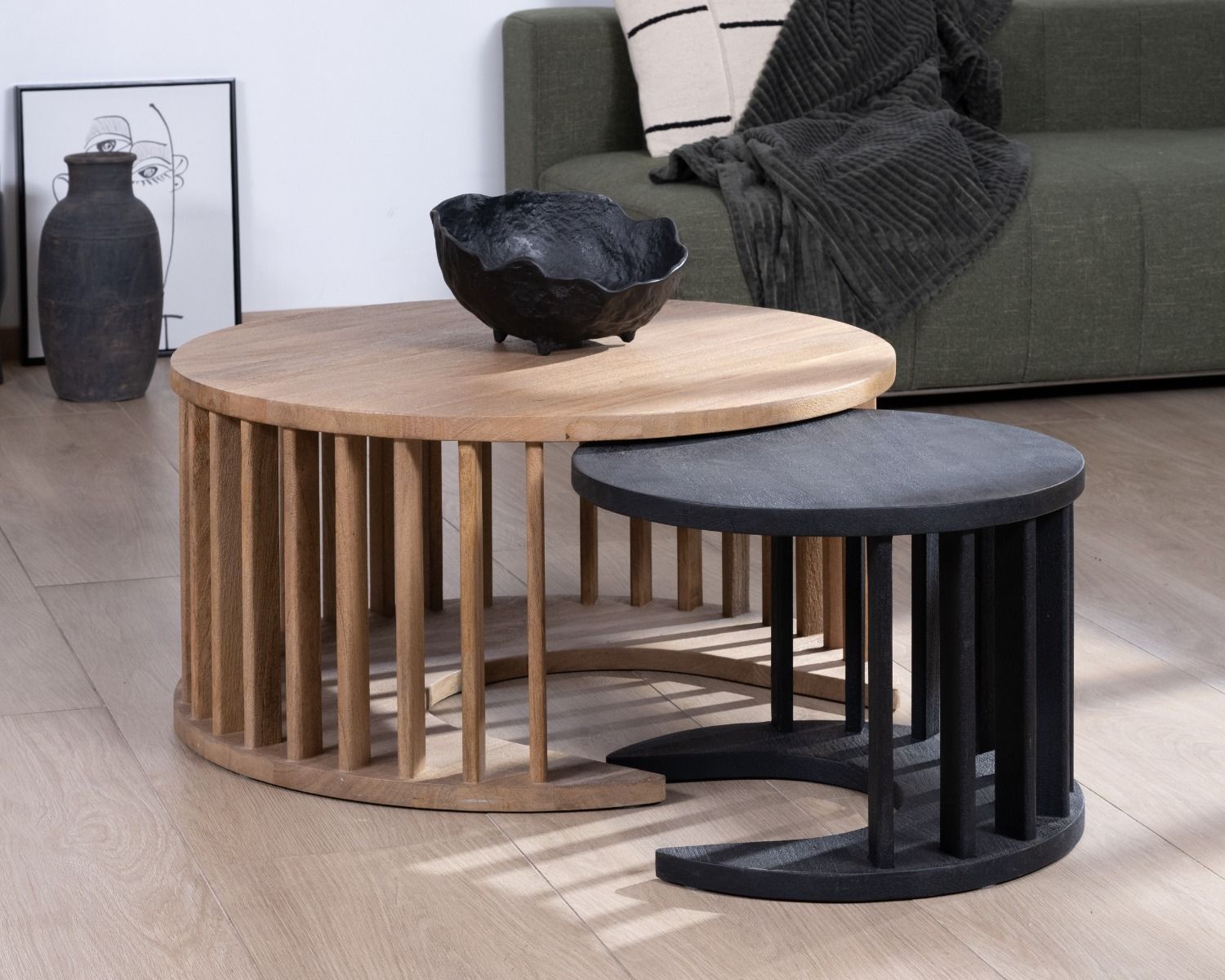 Duo di tavolini rotondi "Koneks" in legno di mango levigato, marrone e nero 