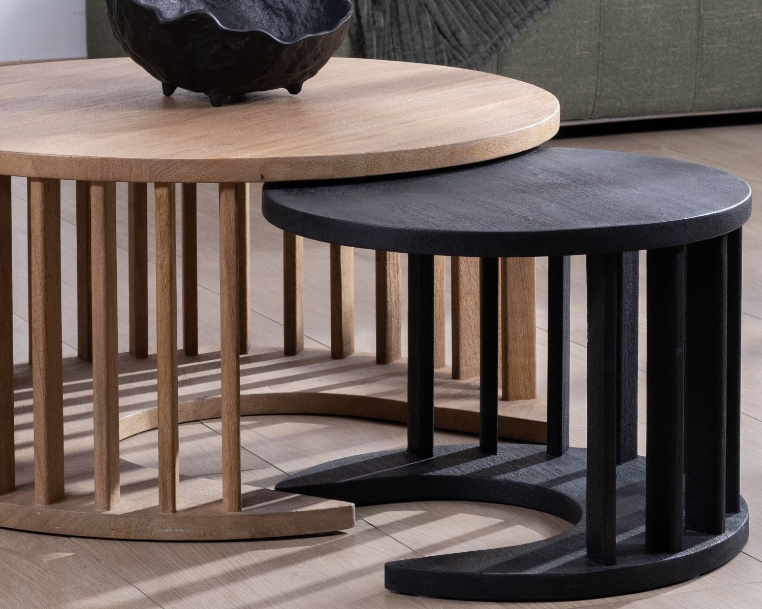 Duo di tavolini rotondi "Koneks" in legno di mango levigato, marrone e nero 