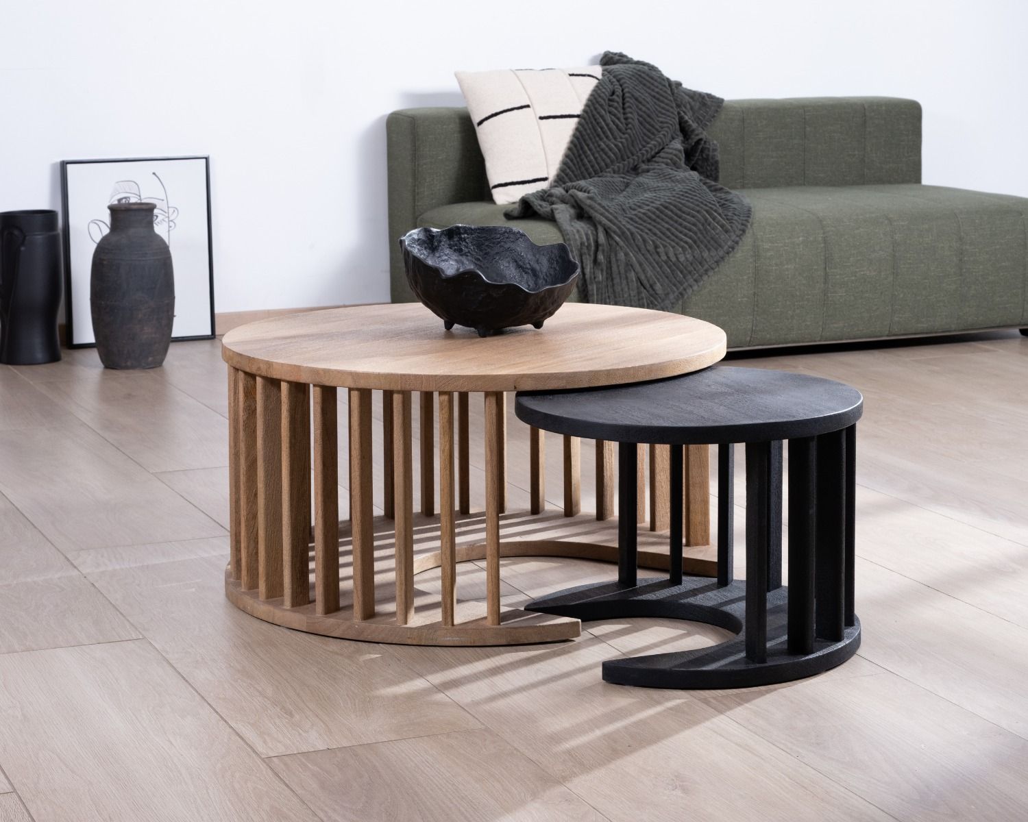 Duo di tavolini rotondi "Koneks" in legno di mango levigato, marrone e nero 