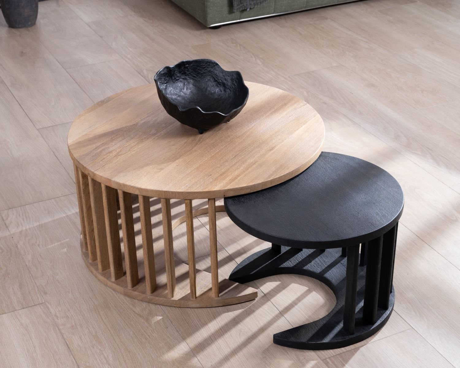 Duo di tavolini rotondi "Koneks" in legno di mango levigato, marrone e nero 