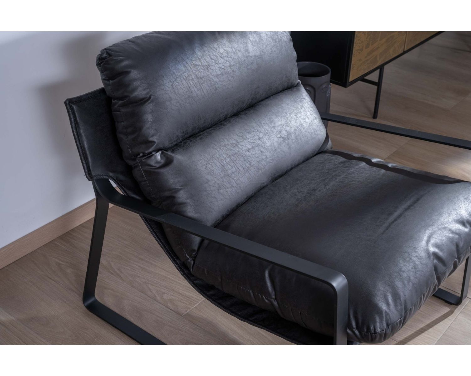 Poltrona club "Torsten" rivisitata in tessuto antracite e metallo nero