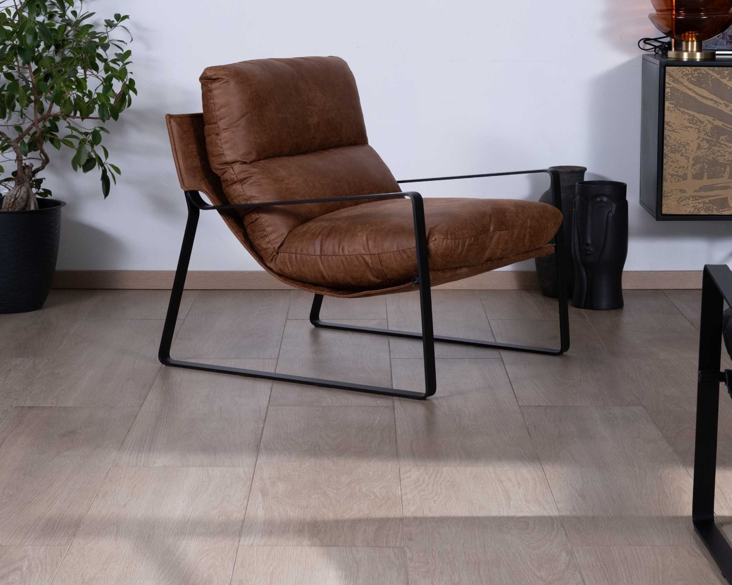 Poltrona retrò "Torsten" in tessuto tan e metallo nero