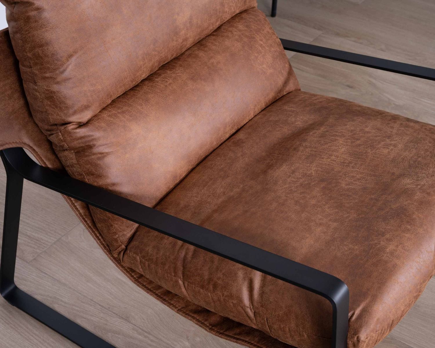 Poltrona retrò "Torsten" in tessuto tan e metallo nero