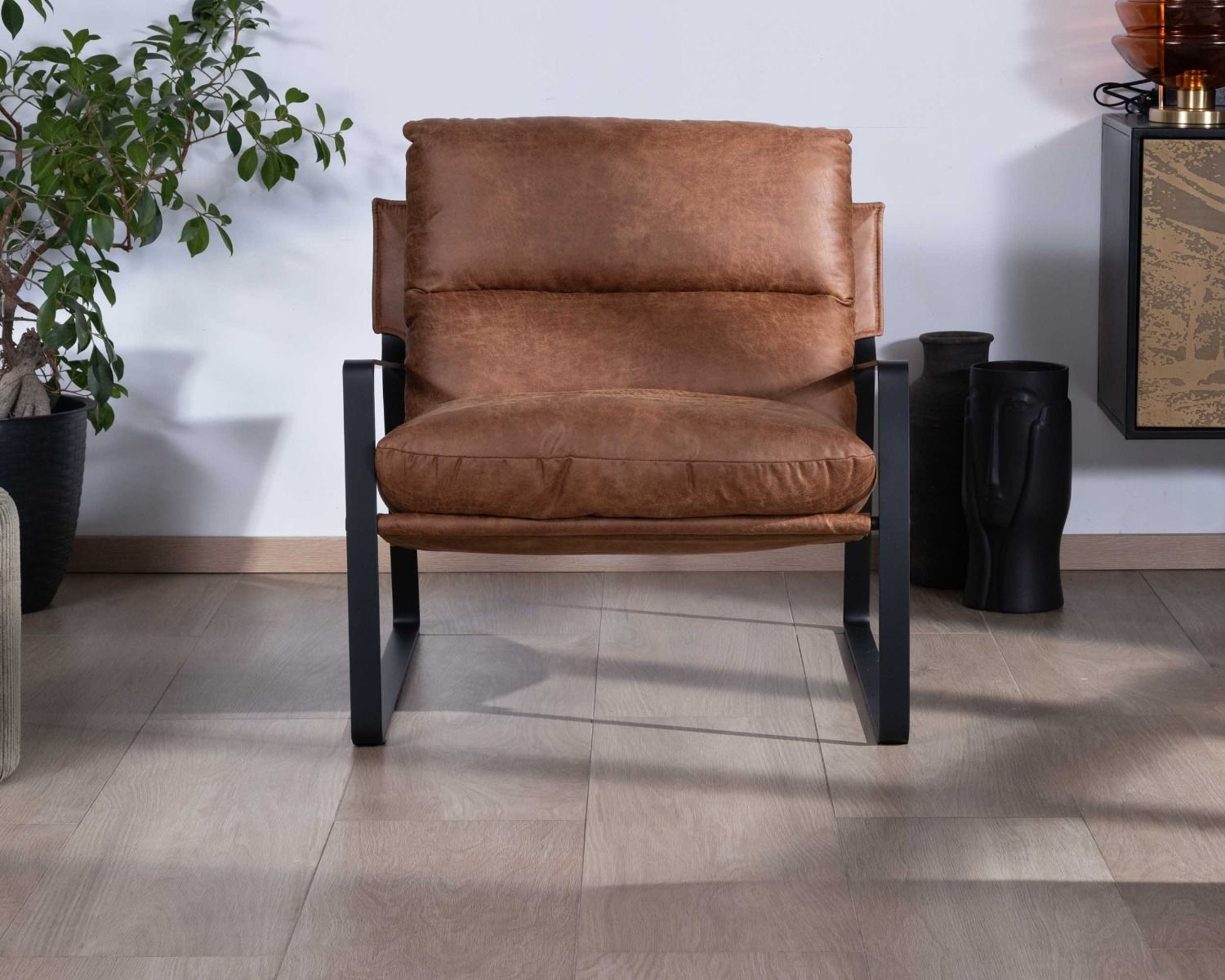 Poltrona retrò "Torsten" in tessuto tan e metallo nero