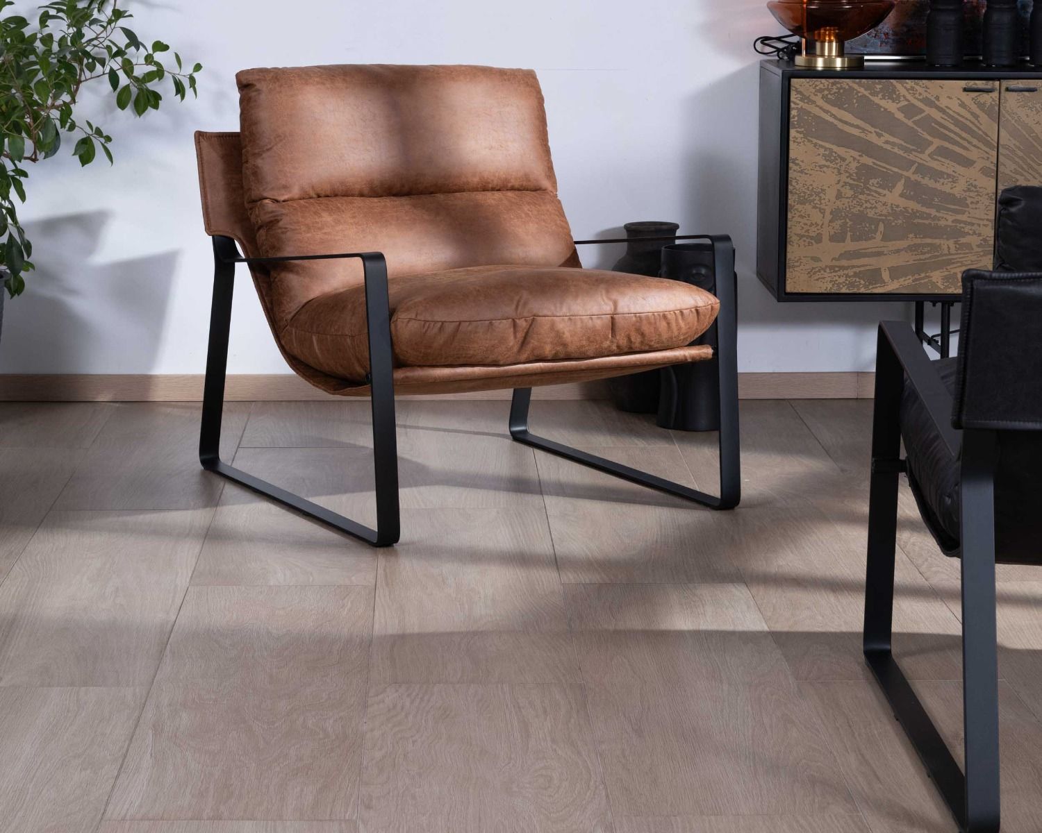 Poltrona retrò "Torsten" in tessuto tan e metallo nero
