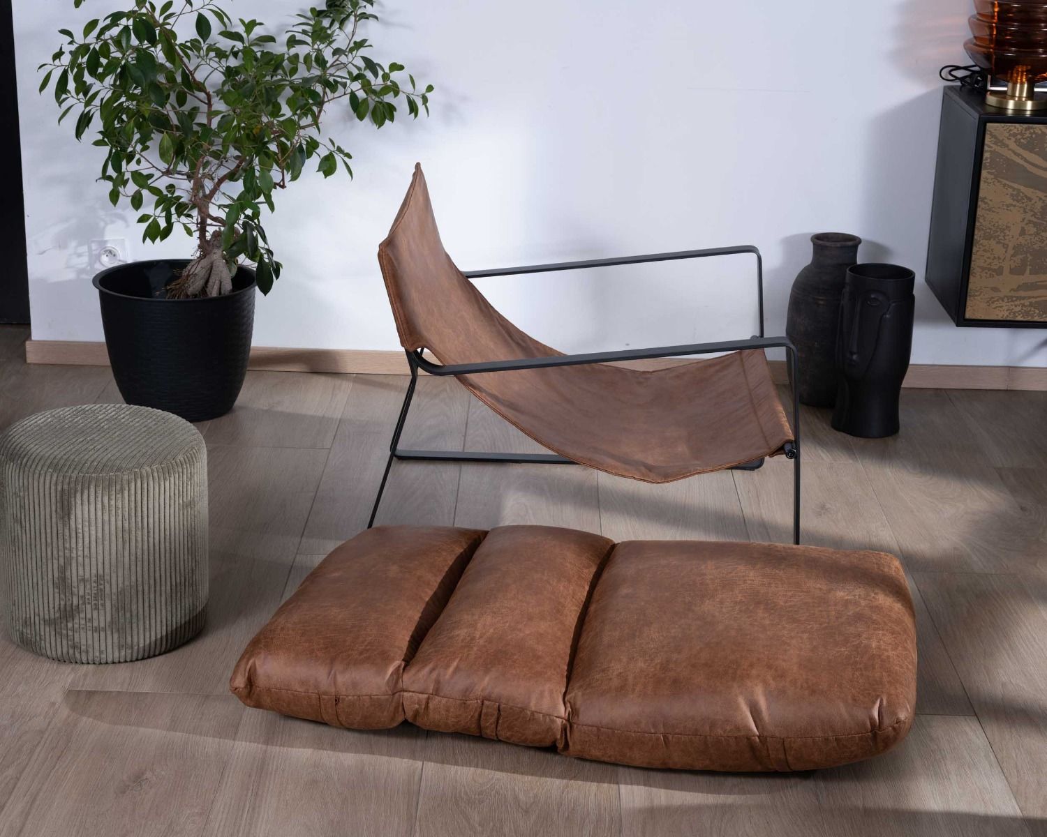 Poltrona retrò "Torsten" in tessuto tan e metallo nero