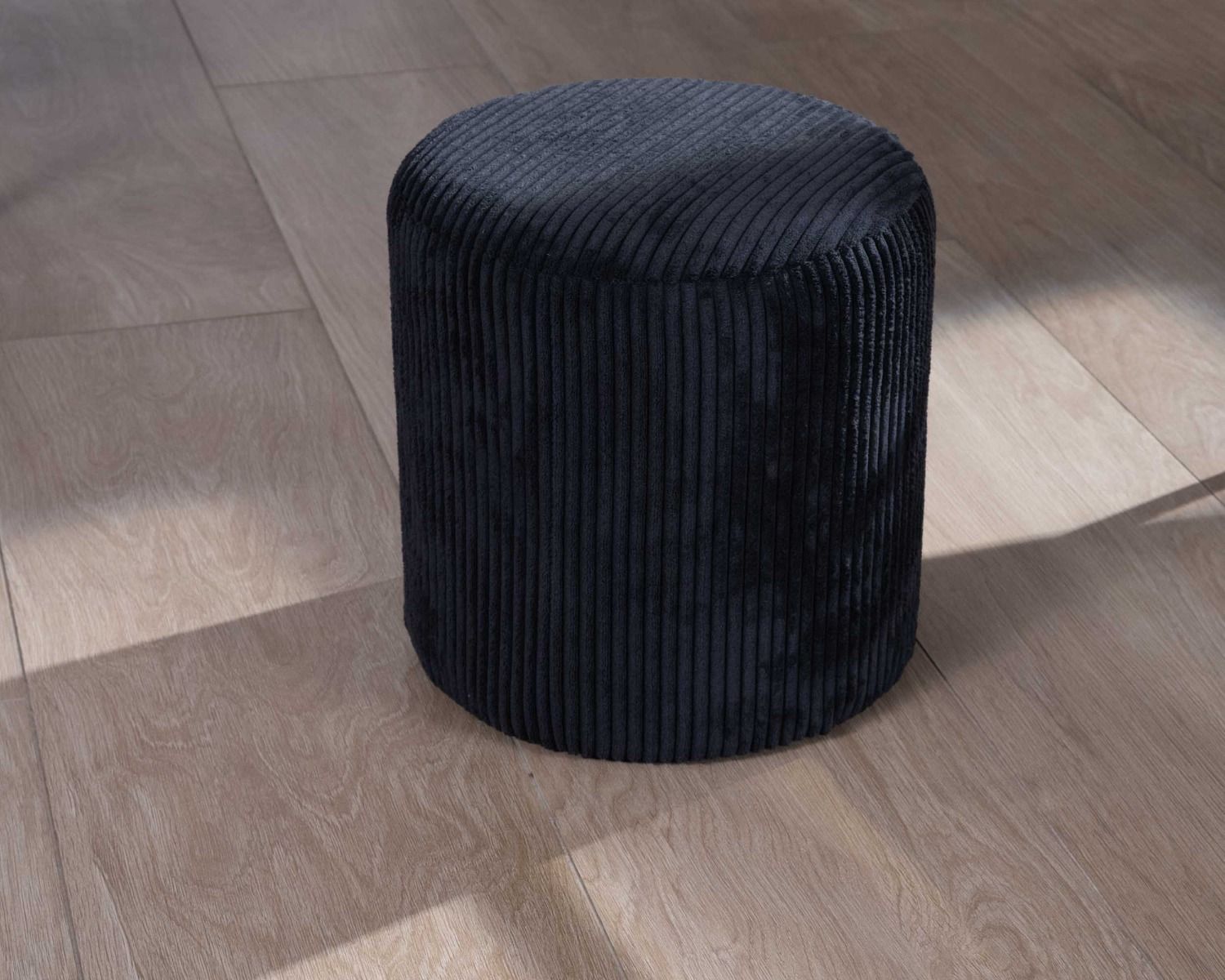 Set di 2 pouf "Snaw" in velluto a coste nero, diametro 35 cm