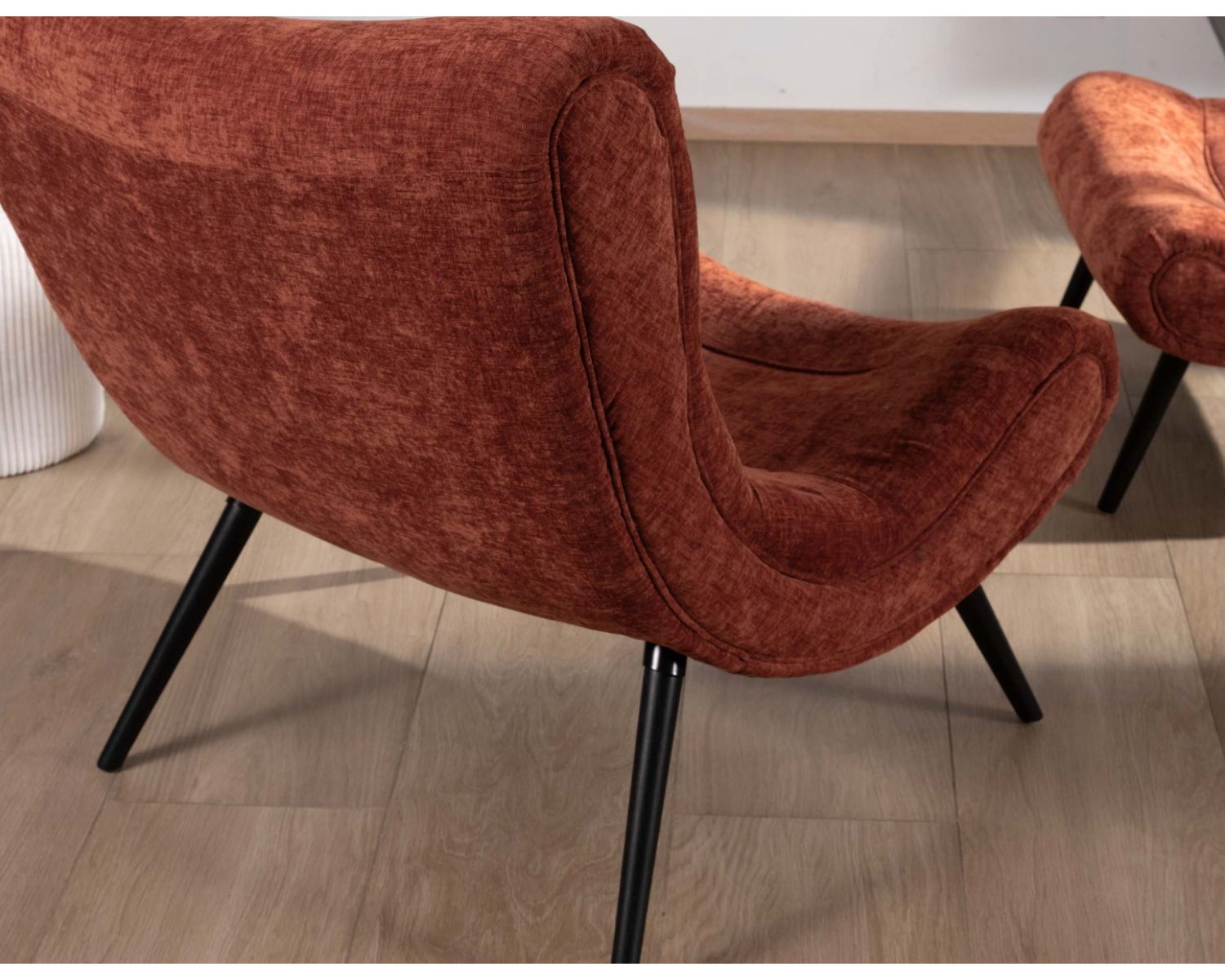 Poltrona con poggiapiedi in tessuto di velluto color terracotta "Caspe